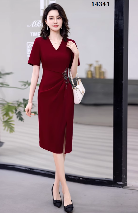 14341-Đầm body suông đỏ eo đính phụ kiện xẻ tà ( chéo nhật)_thumbnail_0