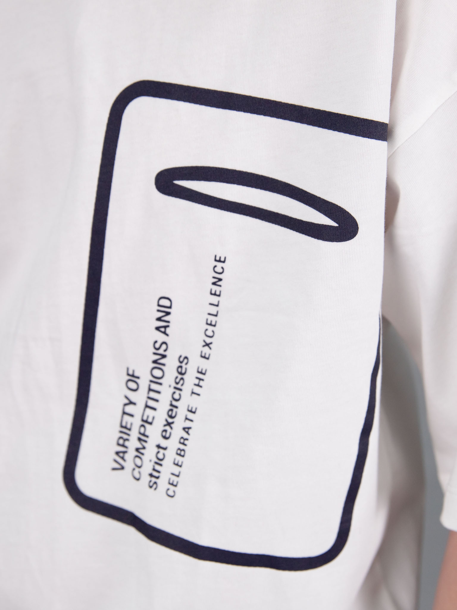 Áo phông trắng dáng rộng trắng in túi ngực_thumbnail_6