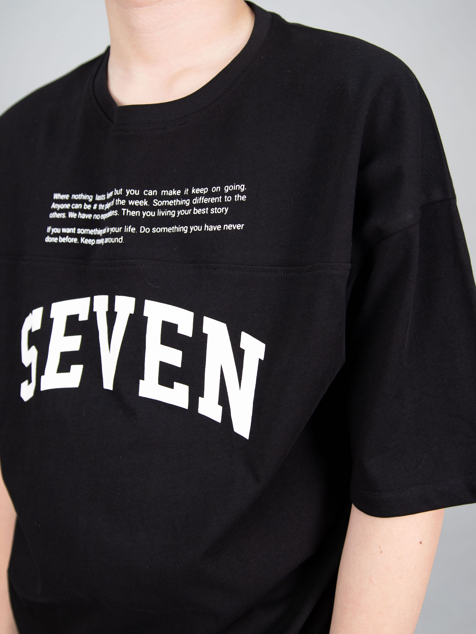 Áo phông dáng rộng đen in chữ Seven_thumbnail_2