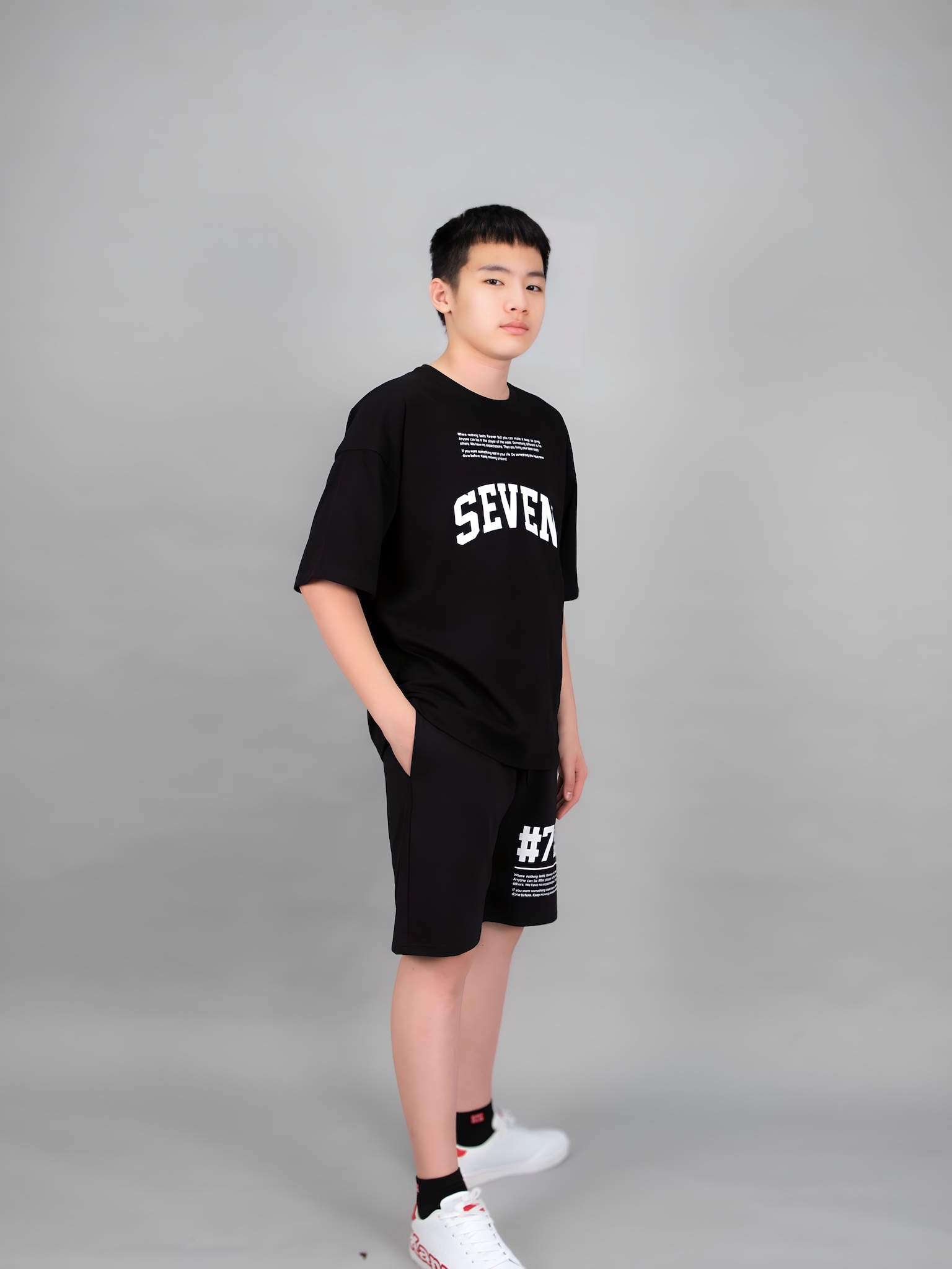 Áo phông dáng rộng đen in chữ Seven_thumbnail_1