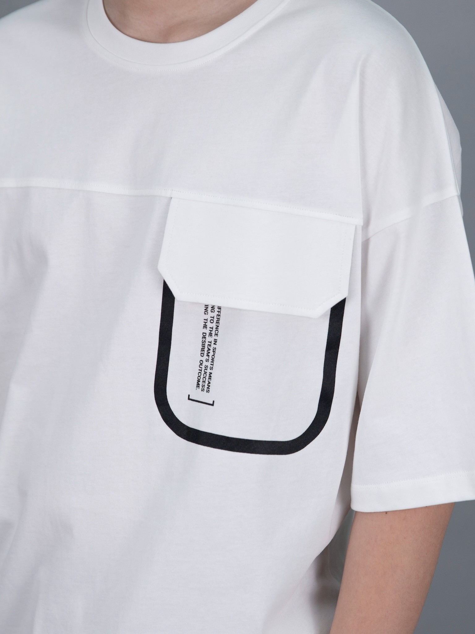 Áo phông dáng rộng trắng nắp túi ngực_thumbnail_3