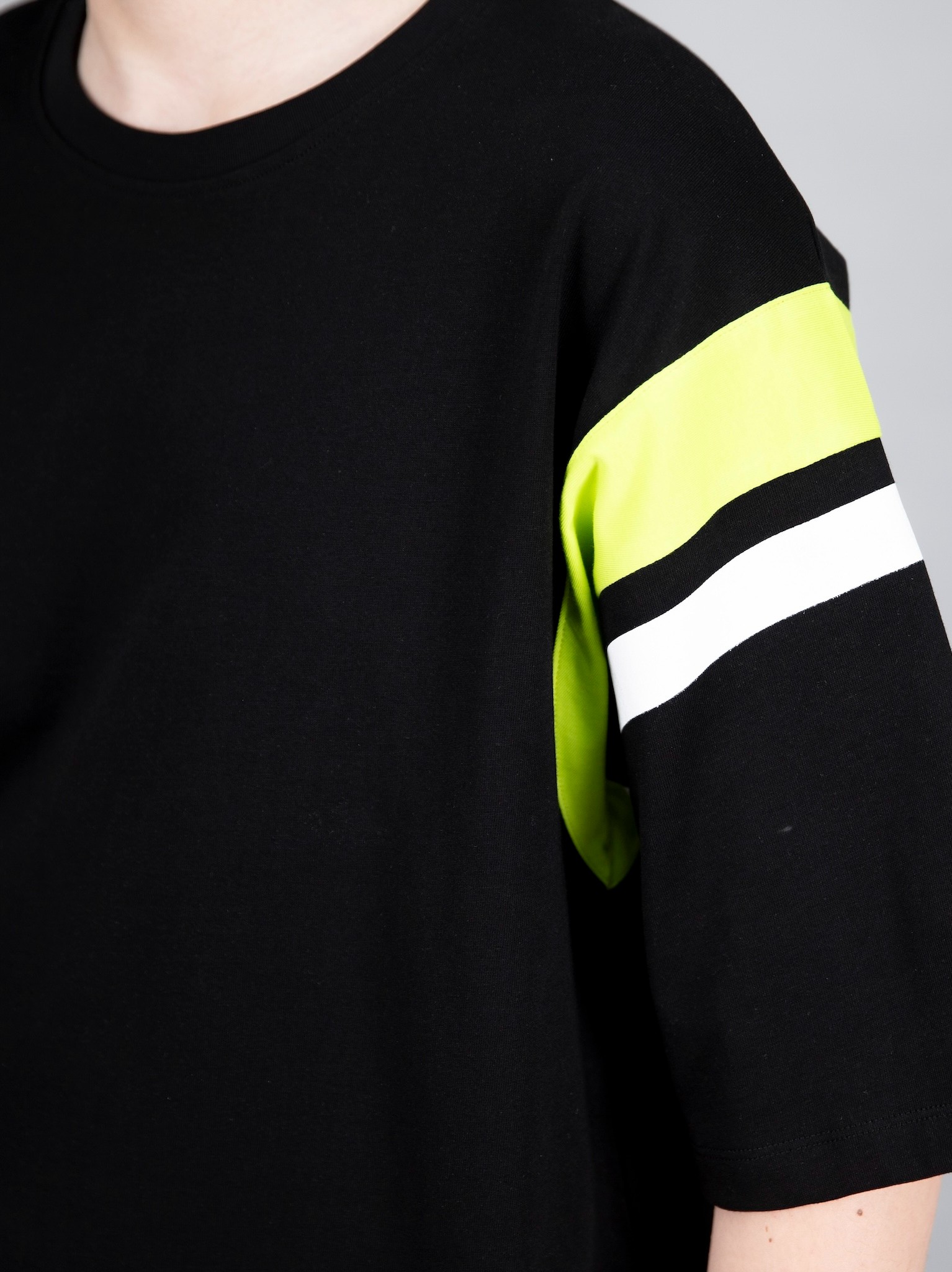 Áo phông dáng rộng đen phối neon_thumbnail_4