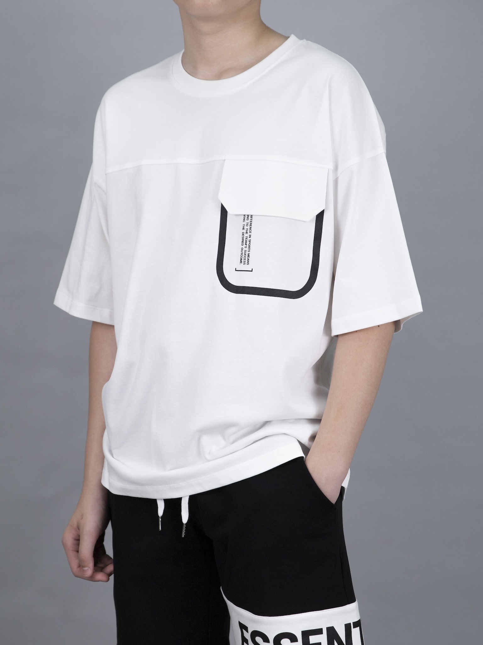 Áo phông dáng rộng trắng nắp túi ngực_thumbnail_2