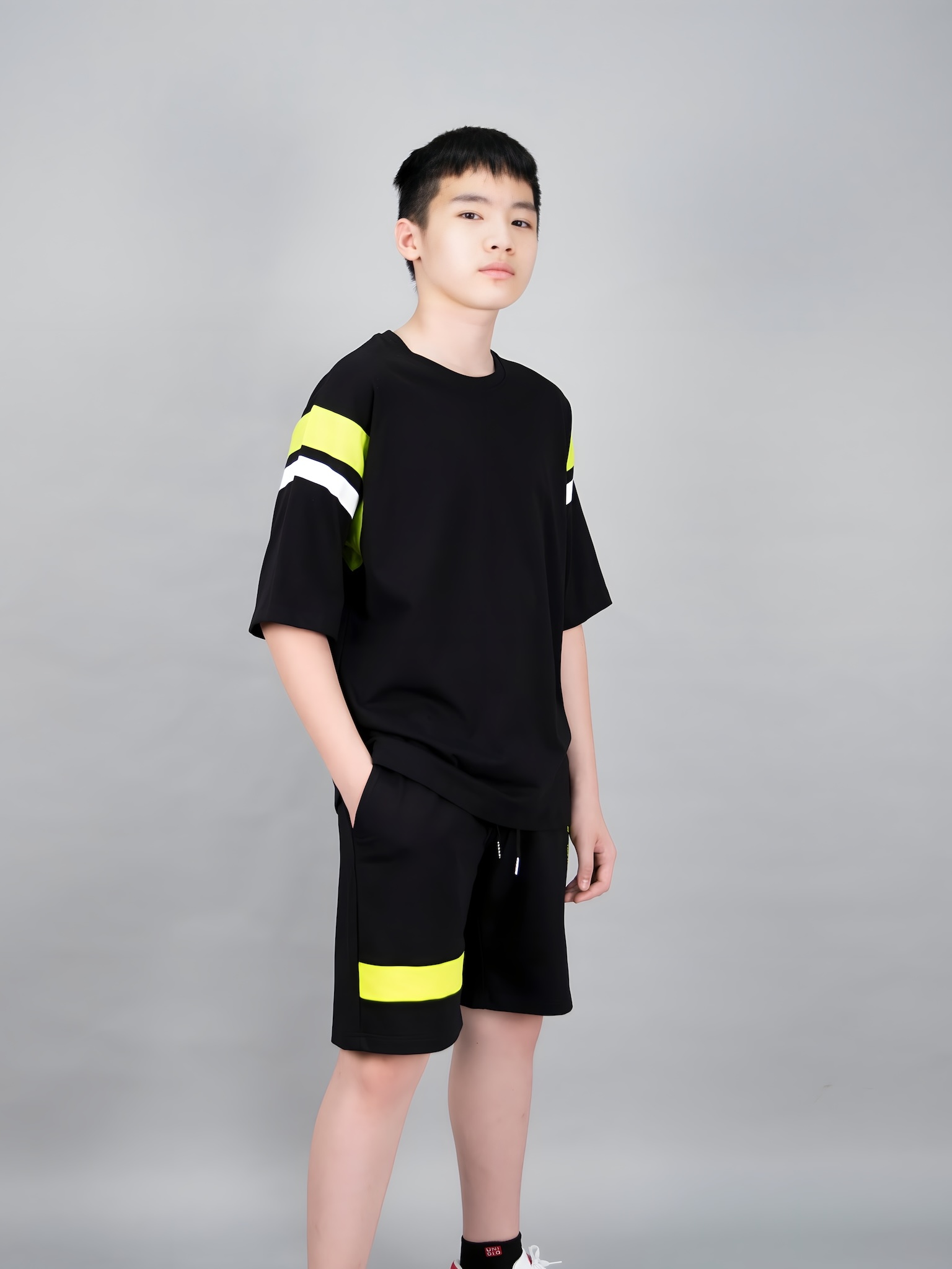 Áo phông dáng rộng đen phối neon_thumbnail_2