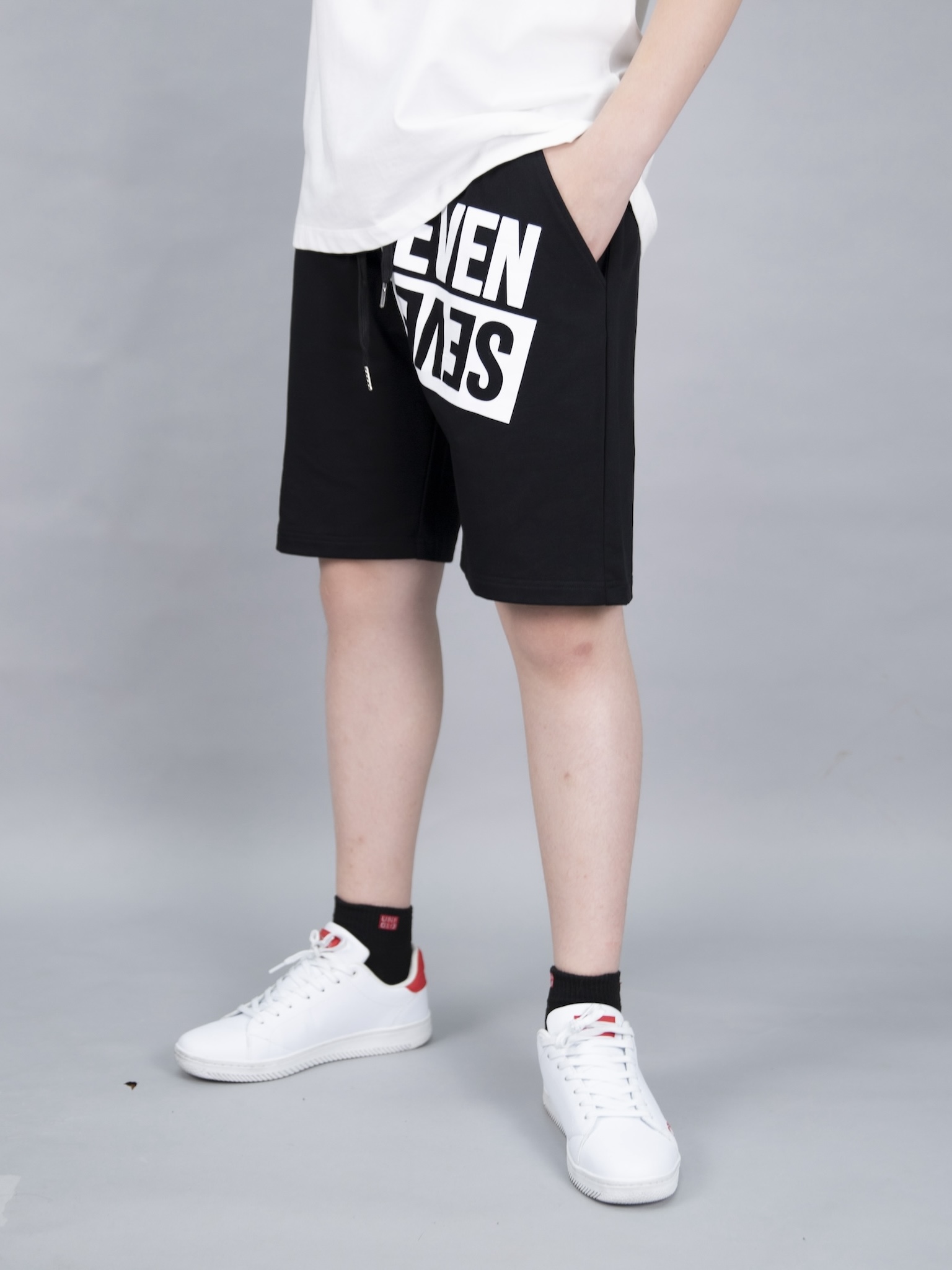 Quần short da cá đen in chữ seven