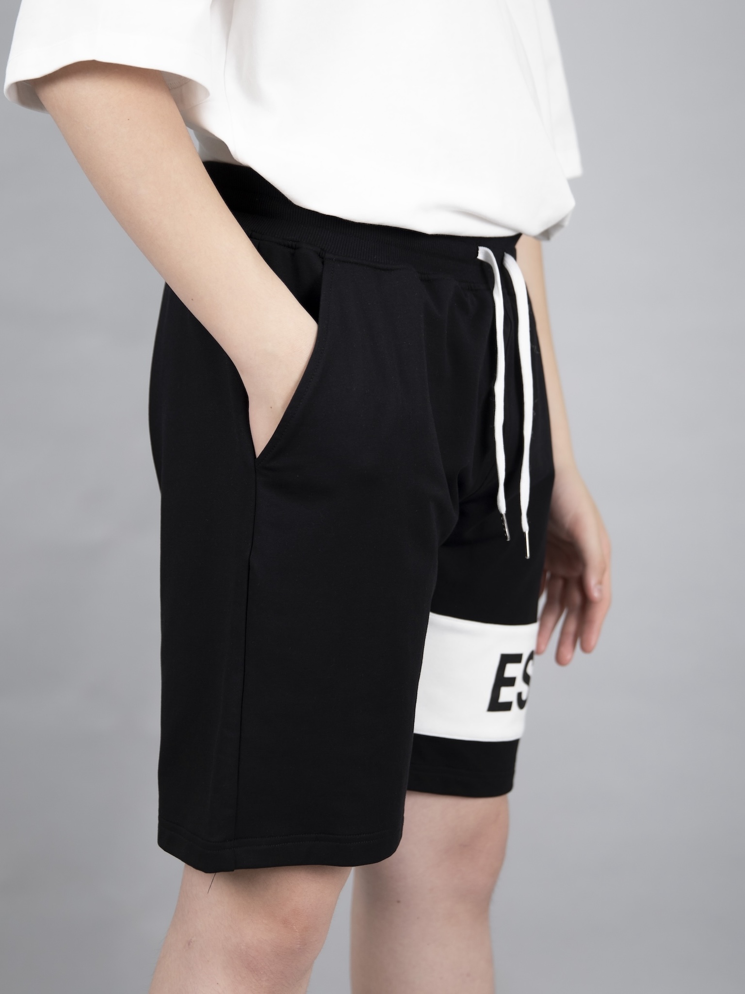 Quần short da cá đen phối trắng Essentials_thumbnail_3