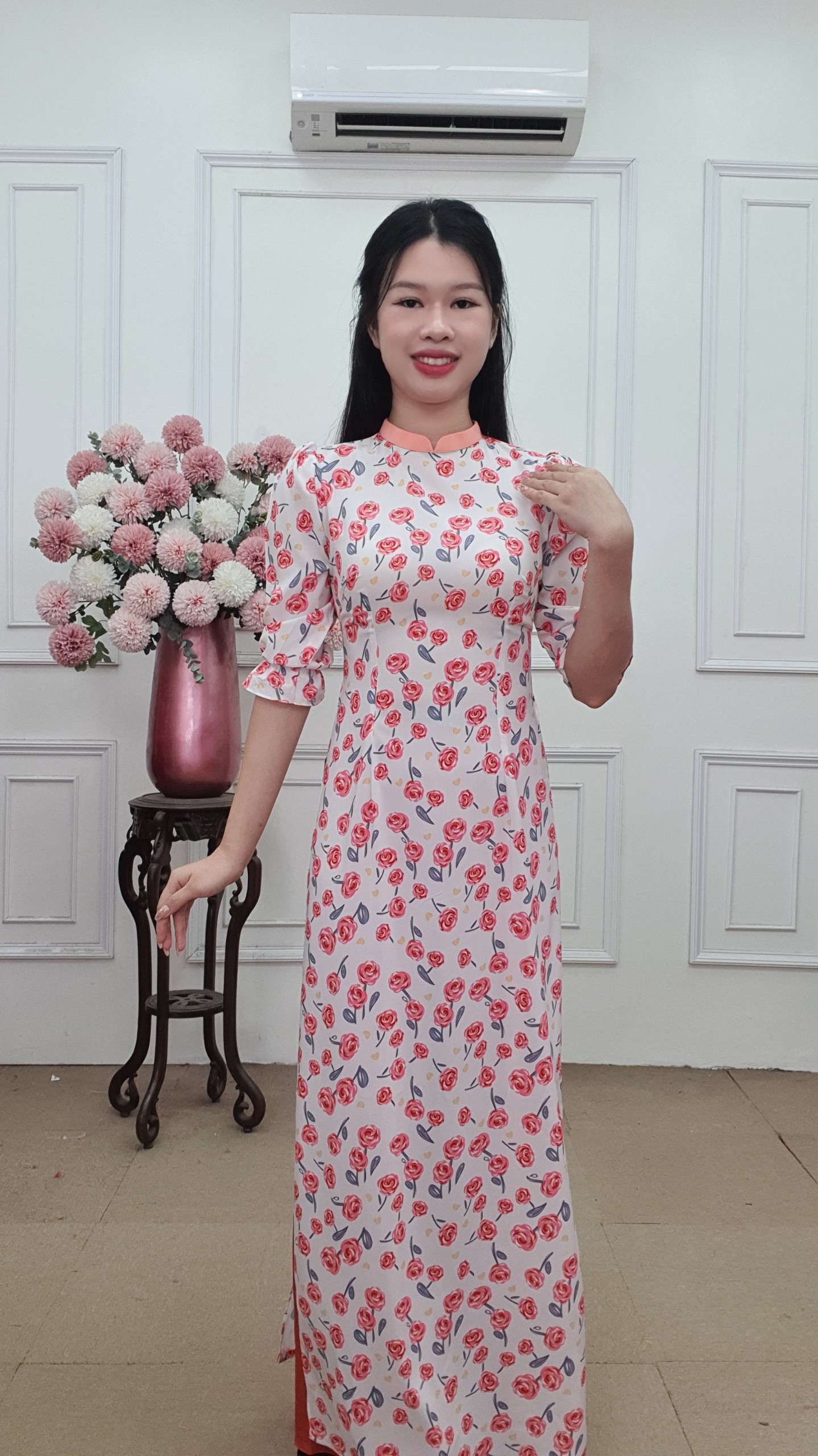 A2622 áo dài cổ 2p tay bồng lụa Nhật nền trắng hoa Hồng tay bo chun_thumbnail_3