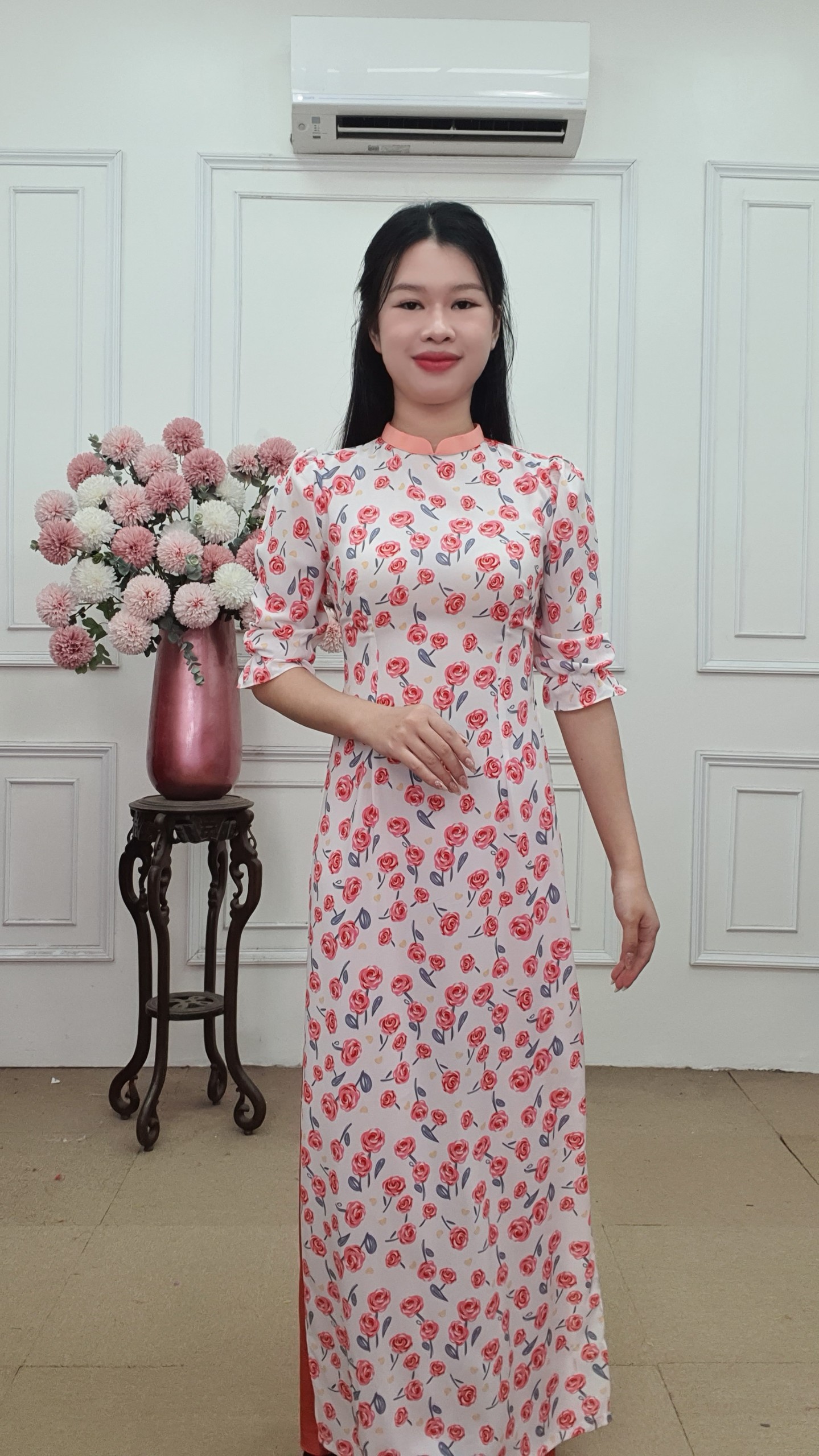 A2622 áo dài cổ 2p tay bồng lụa Nhật nền trắng hoa Hồng tay bo chun_thumbnail_2