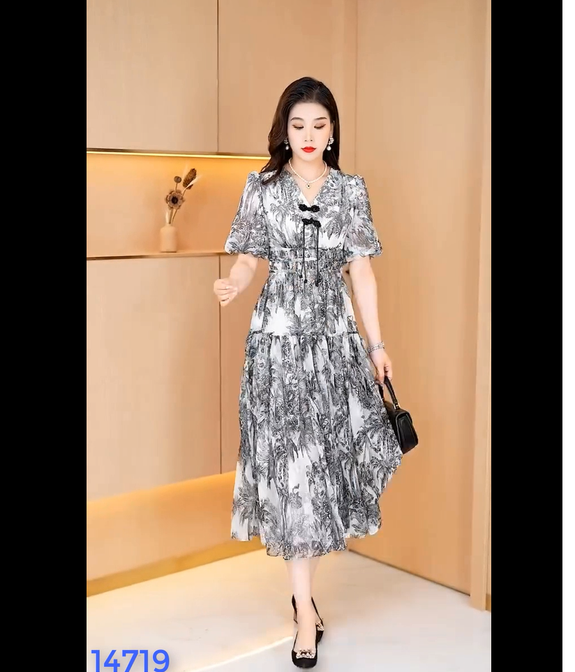 14719-Đầm xòe nền trắng họa tiết tay phồng cổ gắn phụ kiện (voan lụa in + lót) _thumbnail_3