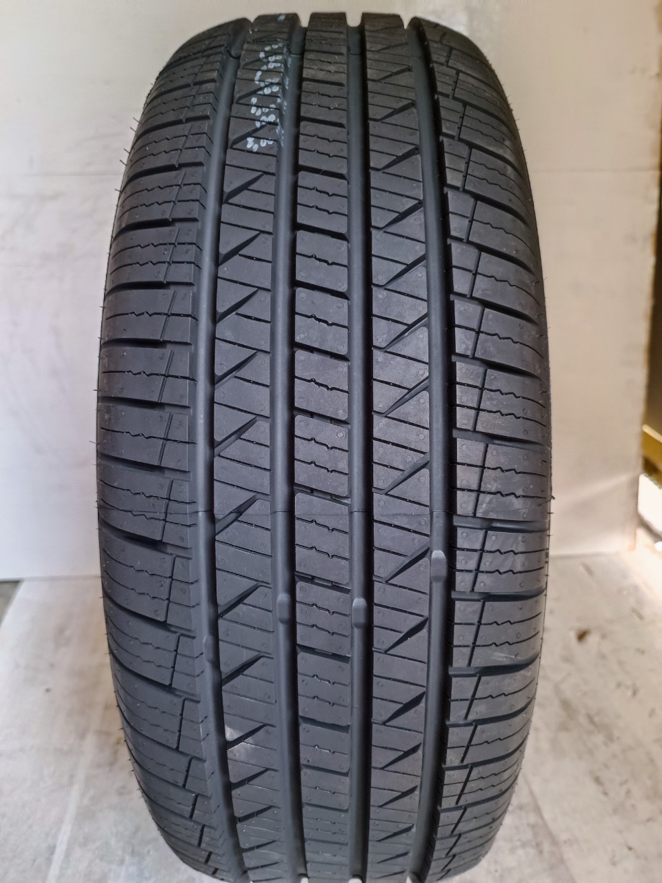 Lốp 225/55R18 LION SPORT HP3 98H LA