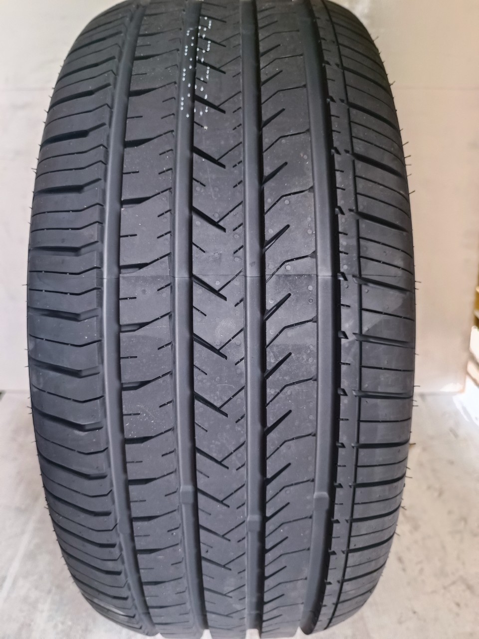 Lốp 245/40R18 LION SPORT 3 97W LA_thumbnail_1