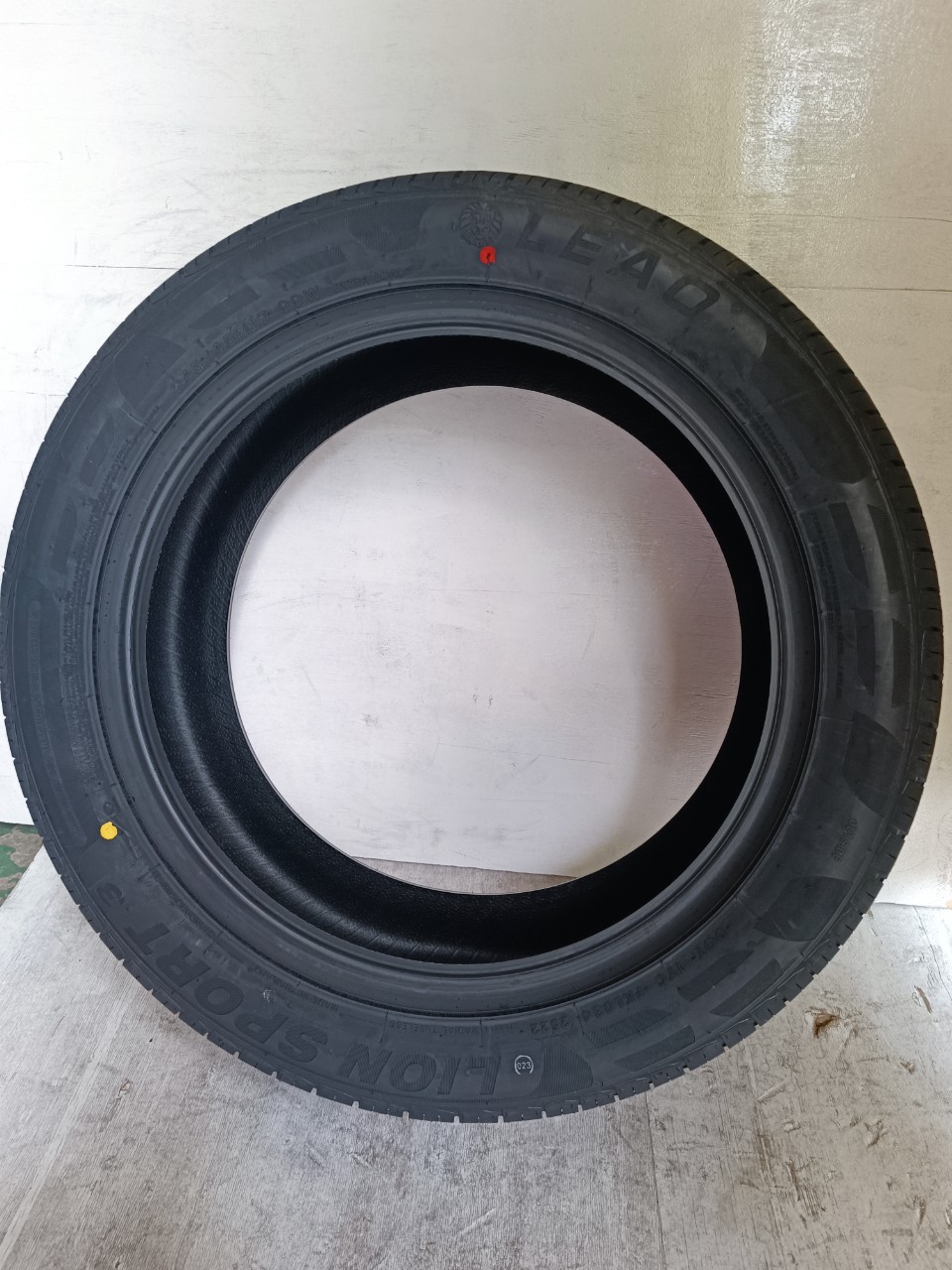 Lốp 245/40R18 LION SPORT 3 97W LA