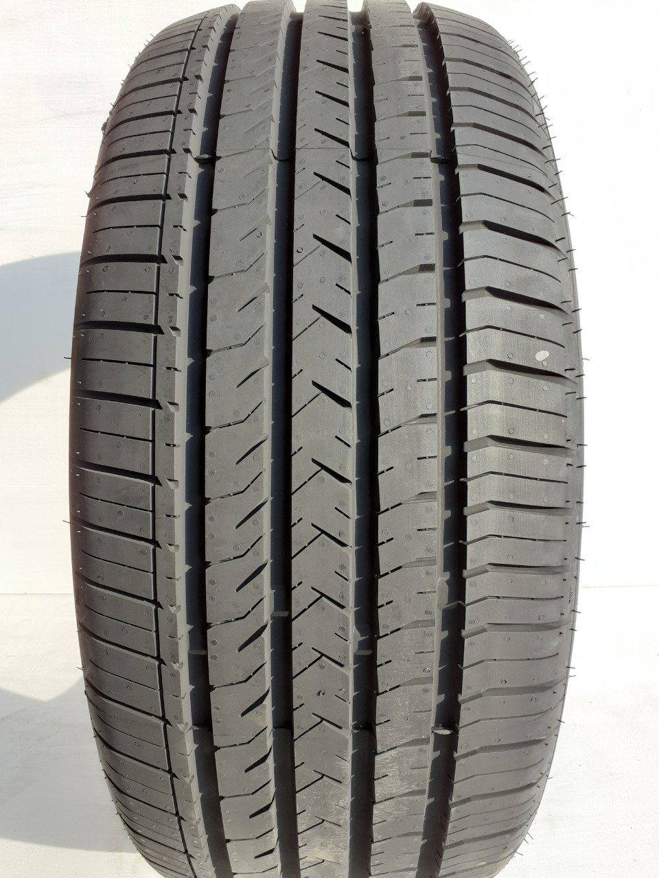 Lốp 225/50R17 LION SPORT 3 98W LA