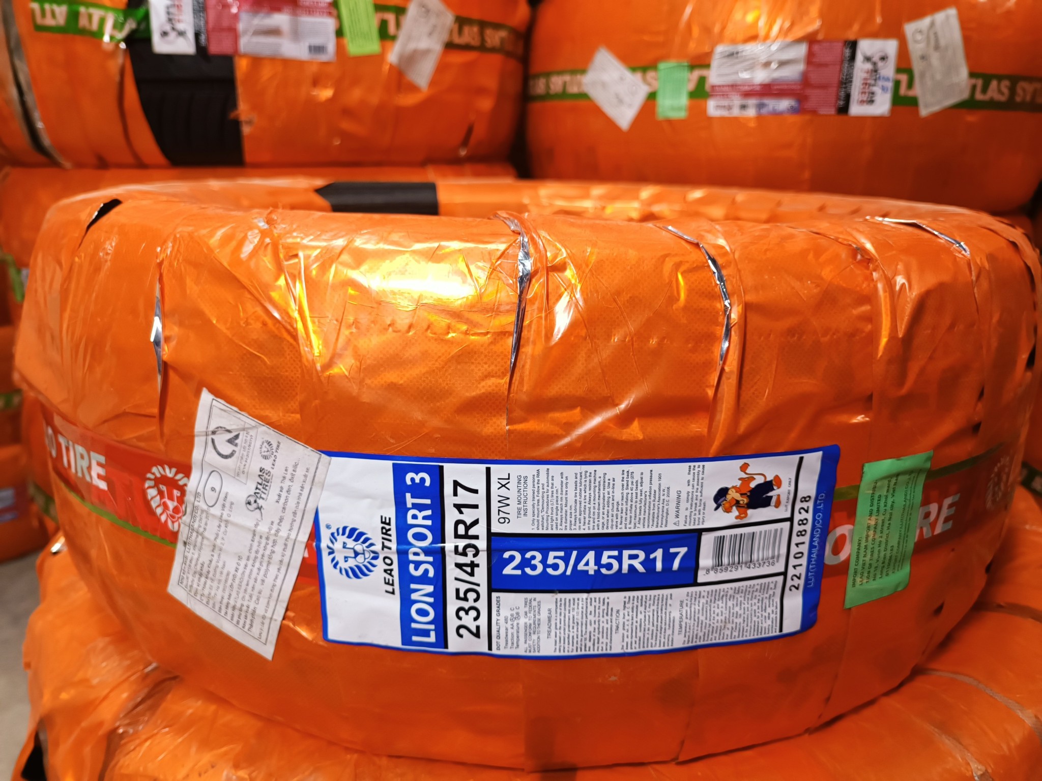 Lốp 235/45R17 LION SPORT3 97W LA