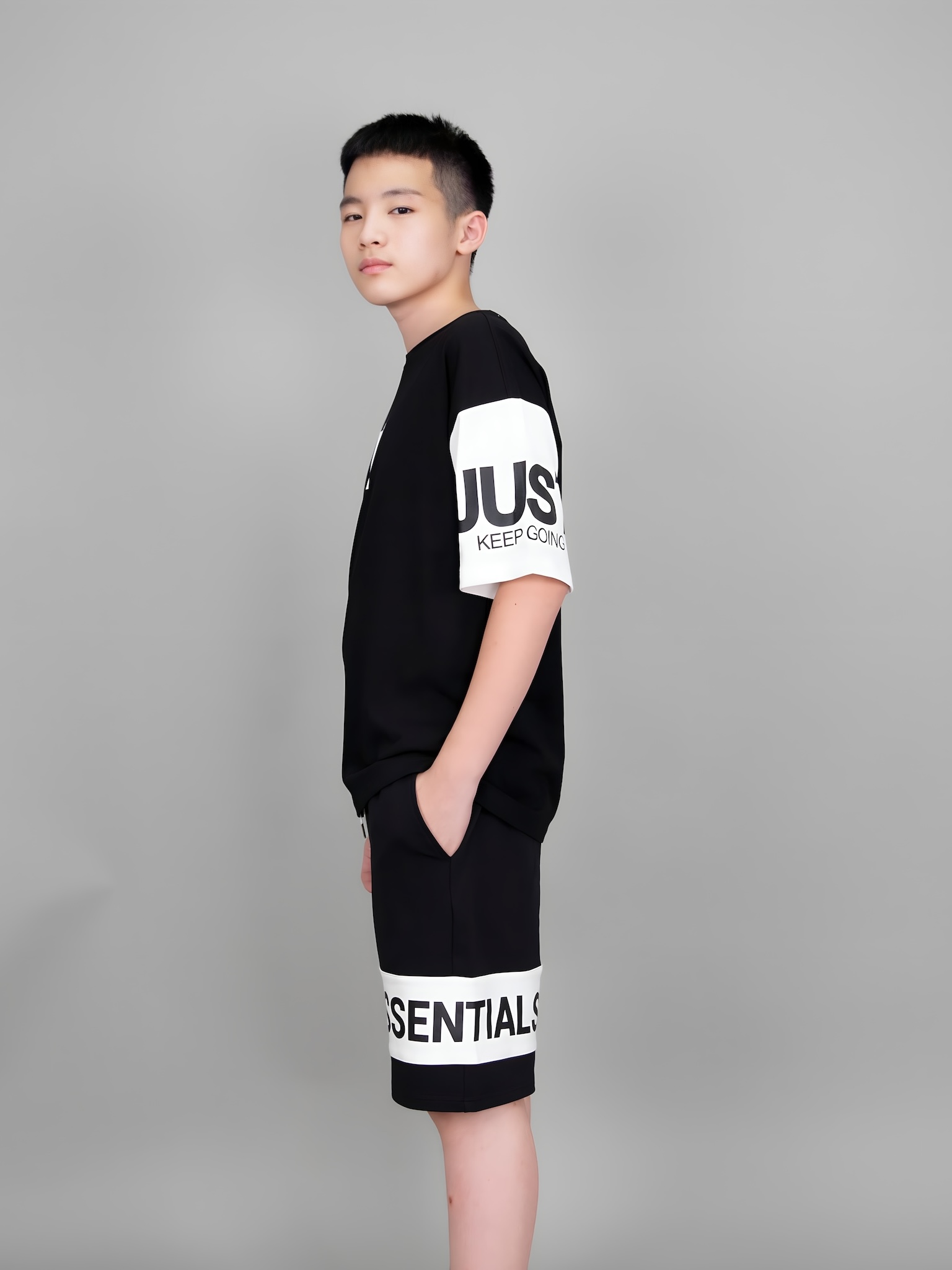 Áo phông dáng rộng đen phối tay trắng in chữ EST_thumbnail_2