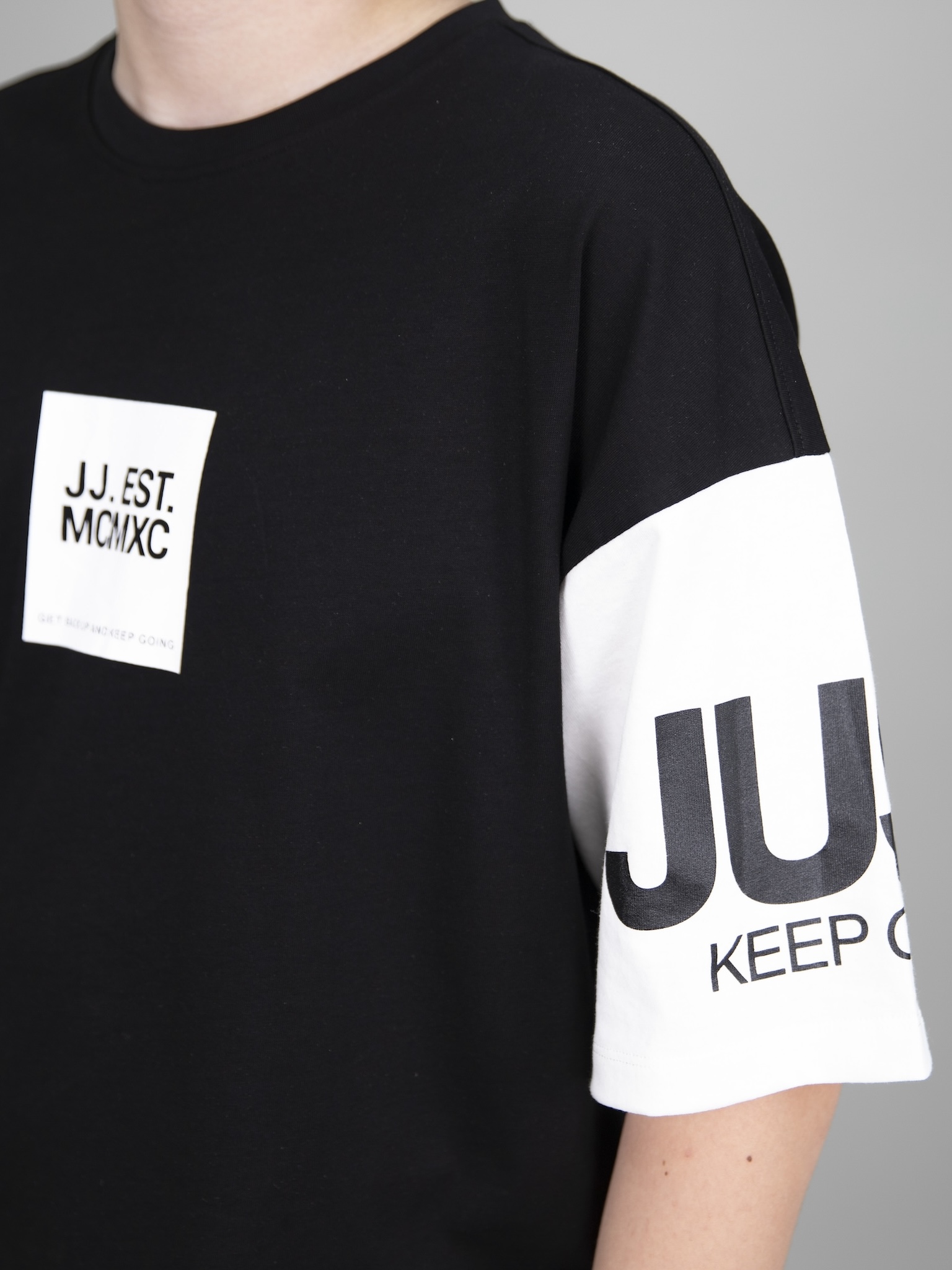 Áo phông dáng rộng đen phối tay trắng in chữ EST_thumbnail_3