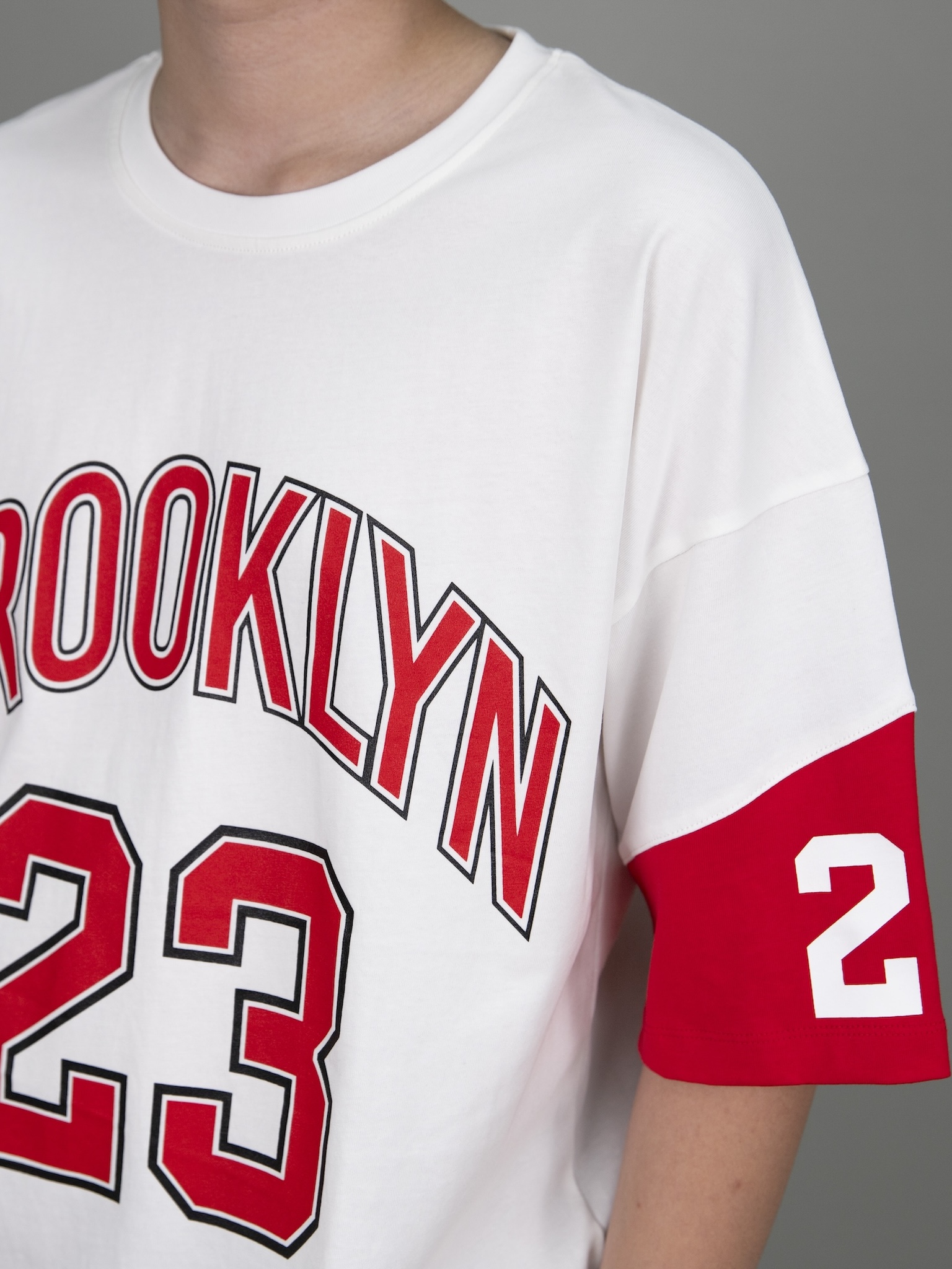 Áo phông dáng rộng trắng phối tay phối đỏ_thumbnail_3