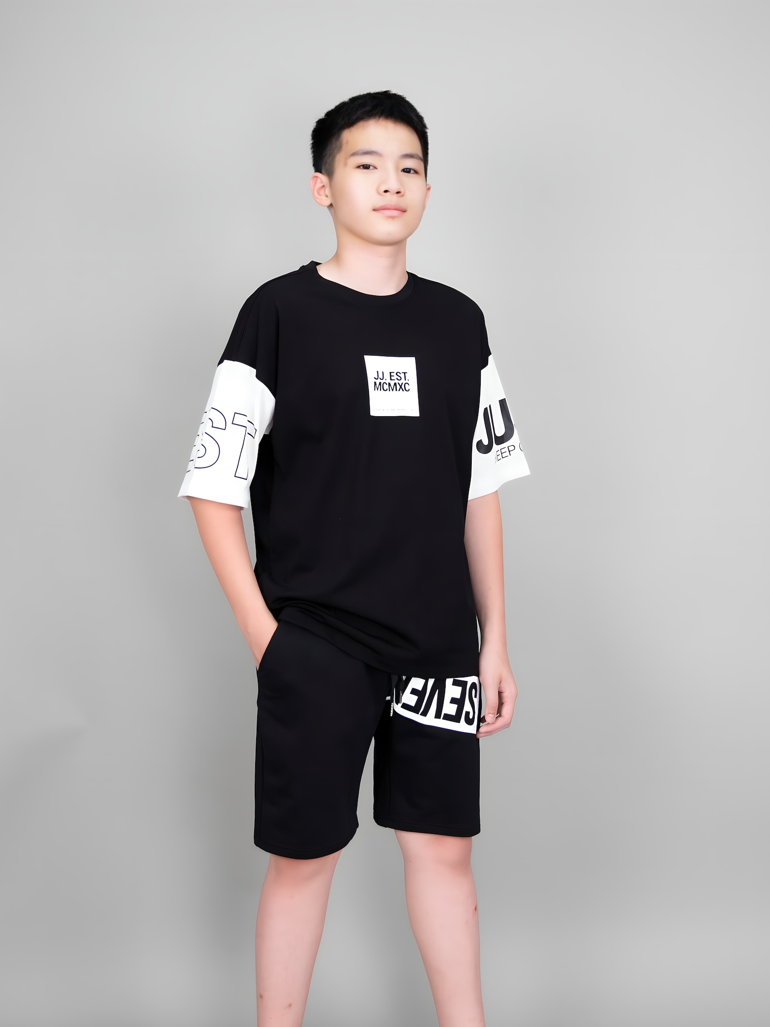 Áo phông dáng rộng đen phối tay trắng in chữ EST_thumbnail_1