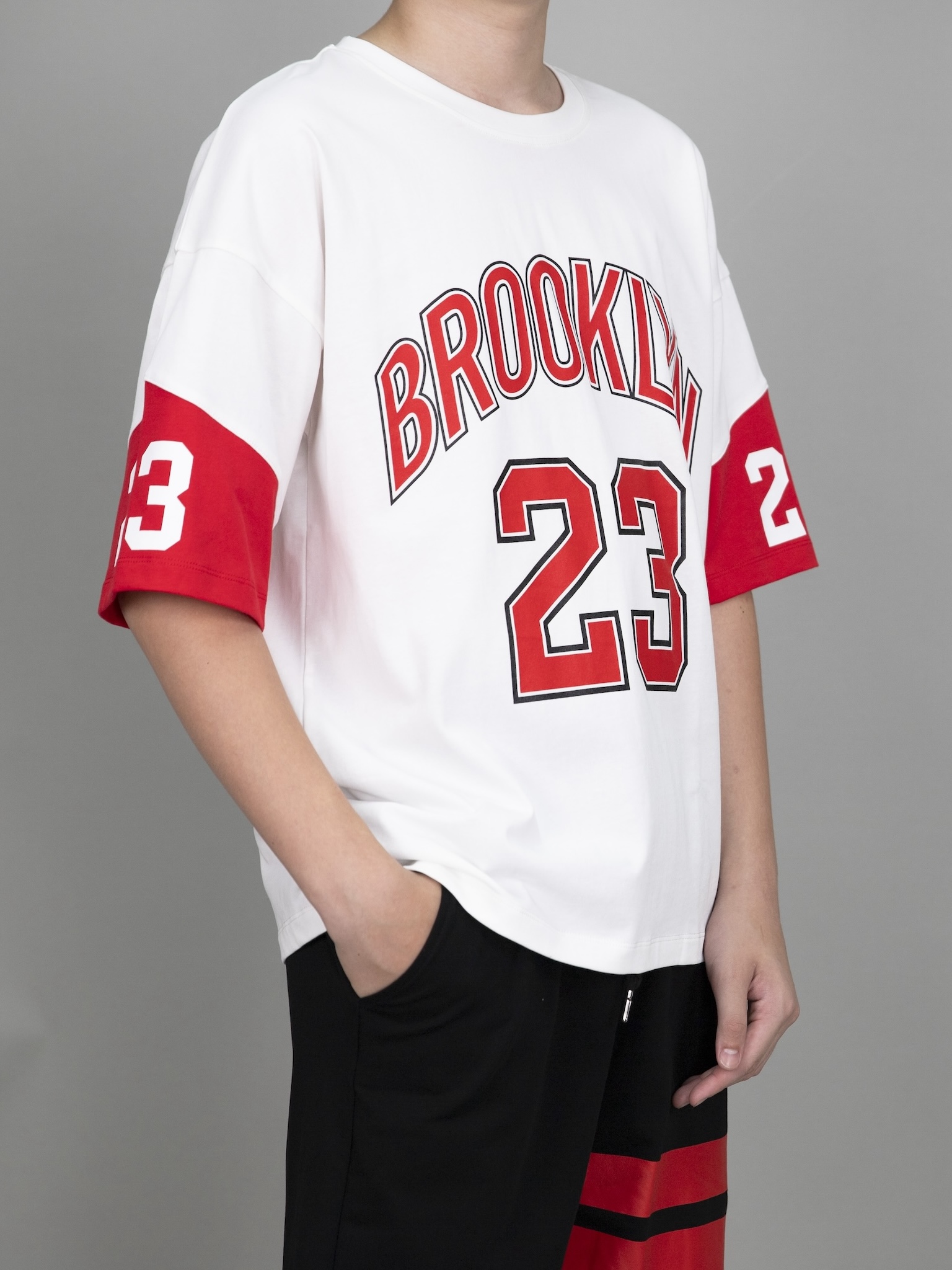 Áo phông dáng rộng trắng phối tay phối đỏ_thumbnail_2