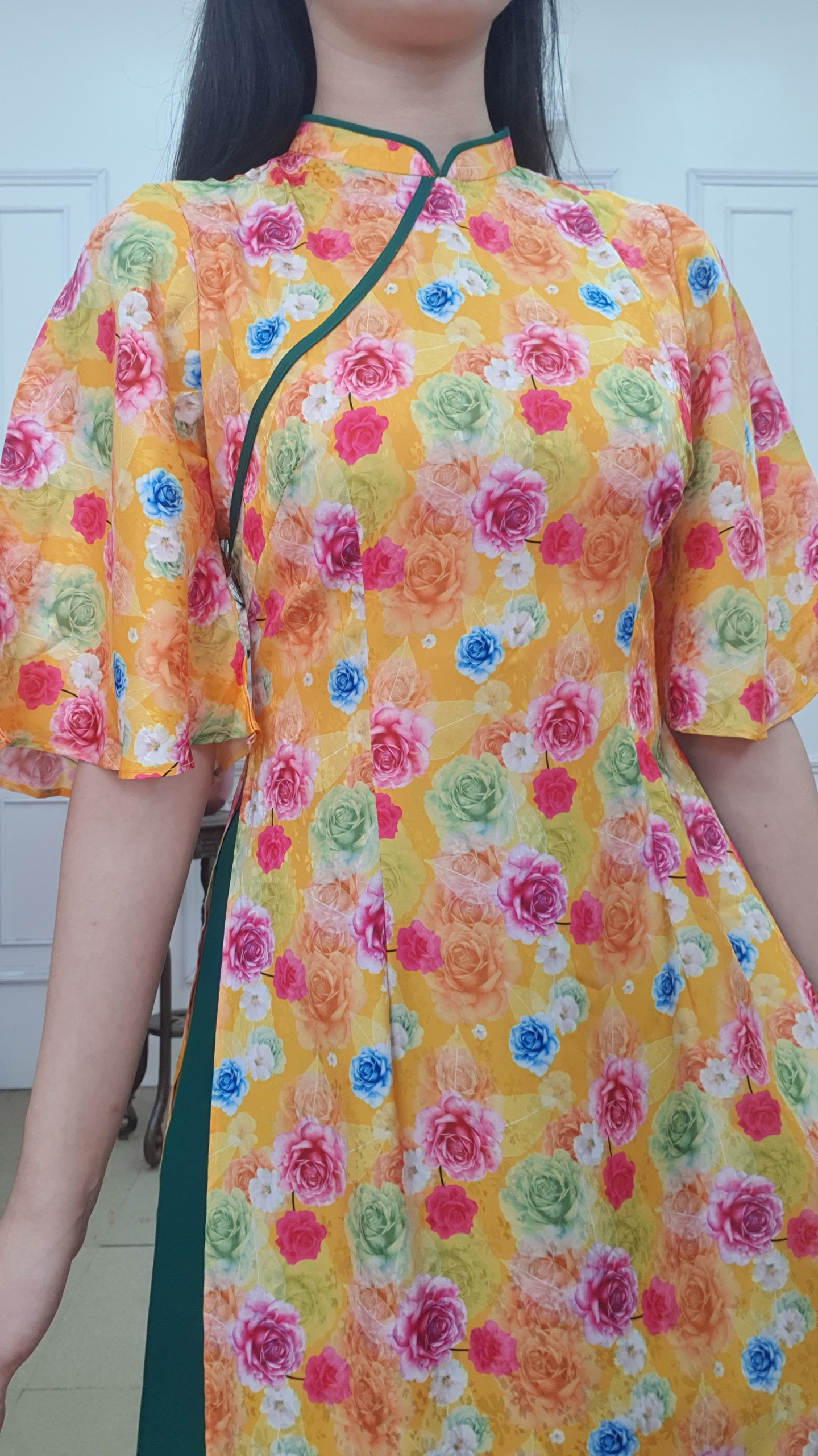 A2662 áo dài cổ 2p tay gấm tay cọc loe nền cam hoa Hồng ngũ sắc