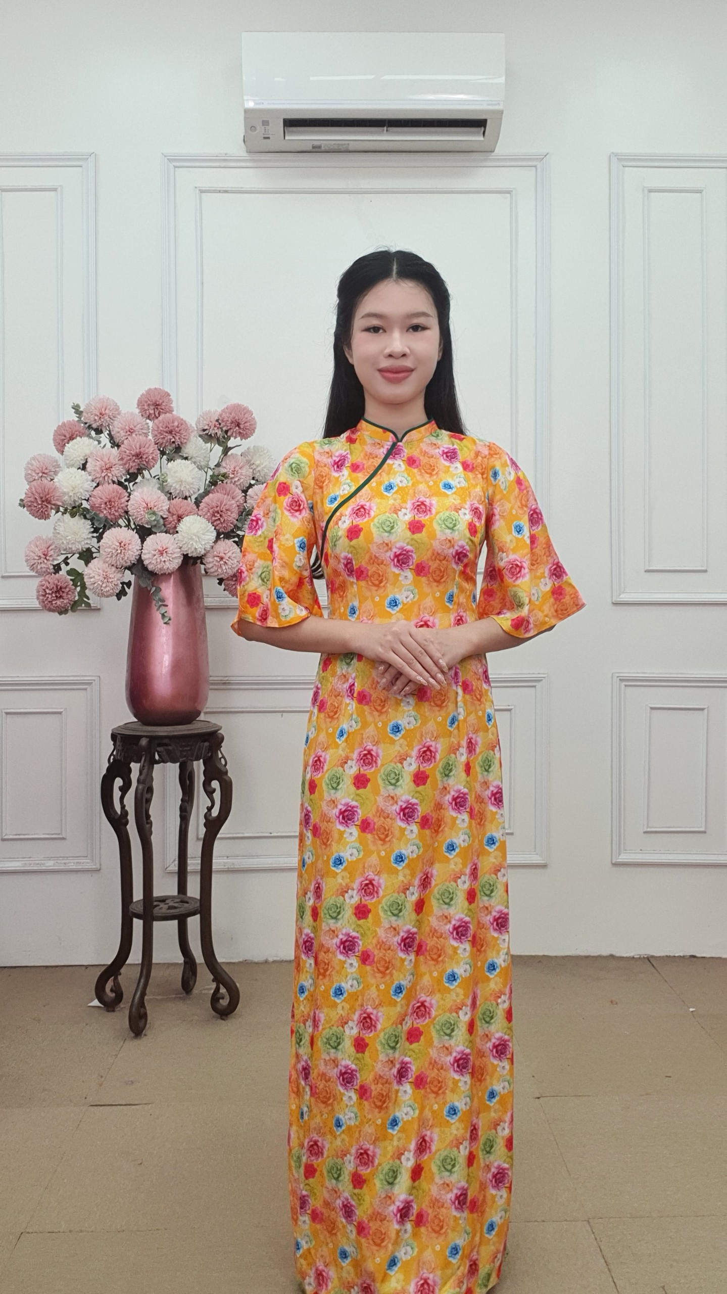 A2662 áo dài cổ 2p tay gấm tay cọc loe nền cam hoa Hồng ngũ sắc