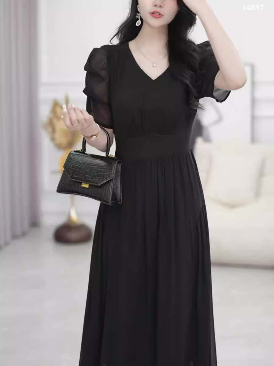 14837-Đầm xòe  đen cổ V tà  dợn sóng cách điệu ( voan. lót)_thumbnail_0