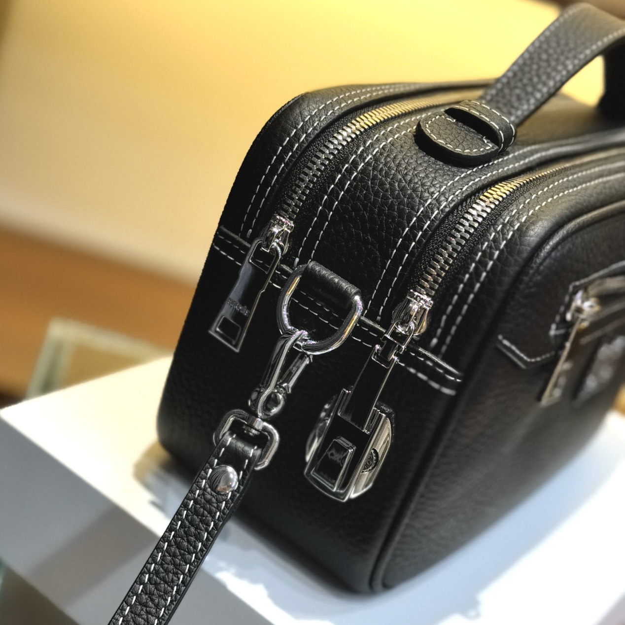 Túi đeo chéo HM khóa số