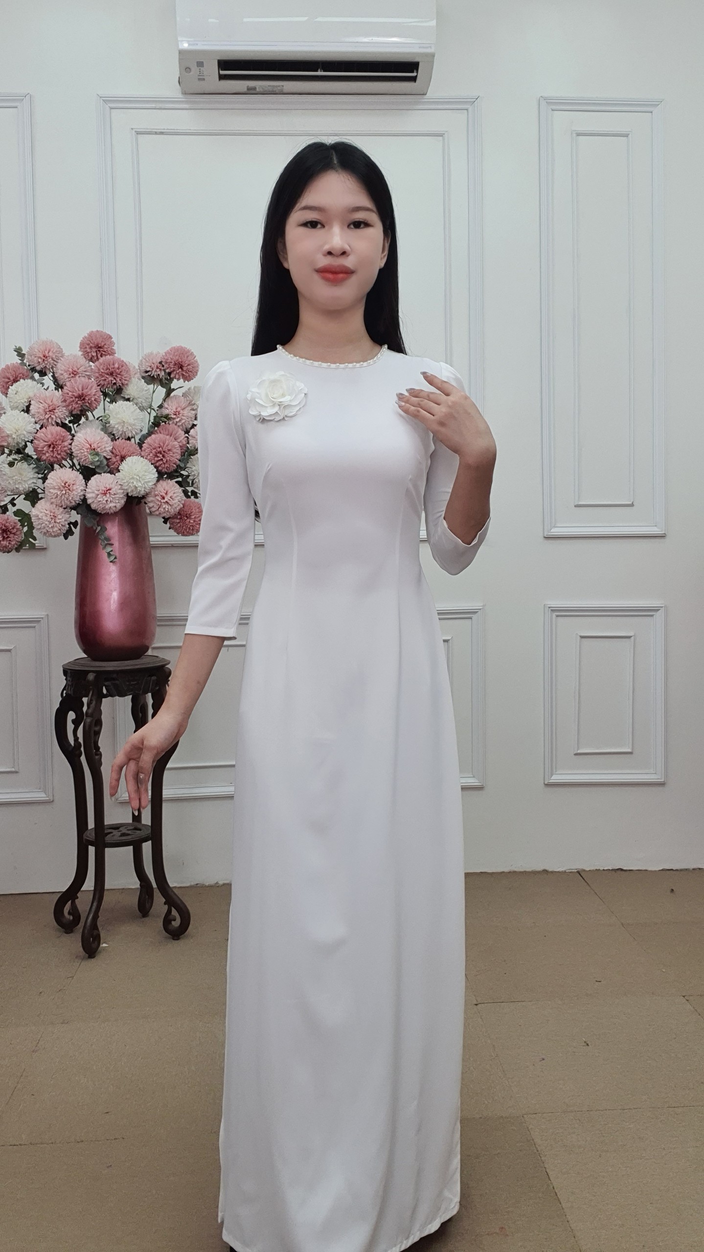 A2728 áo dài khít bồng lụa Mỹ màu trắng  đính hoa bên trái_thumbnail_2