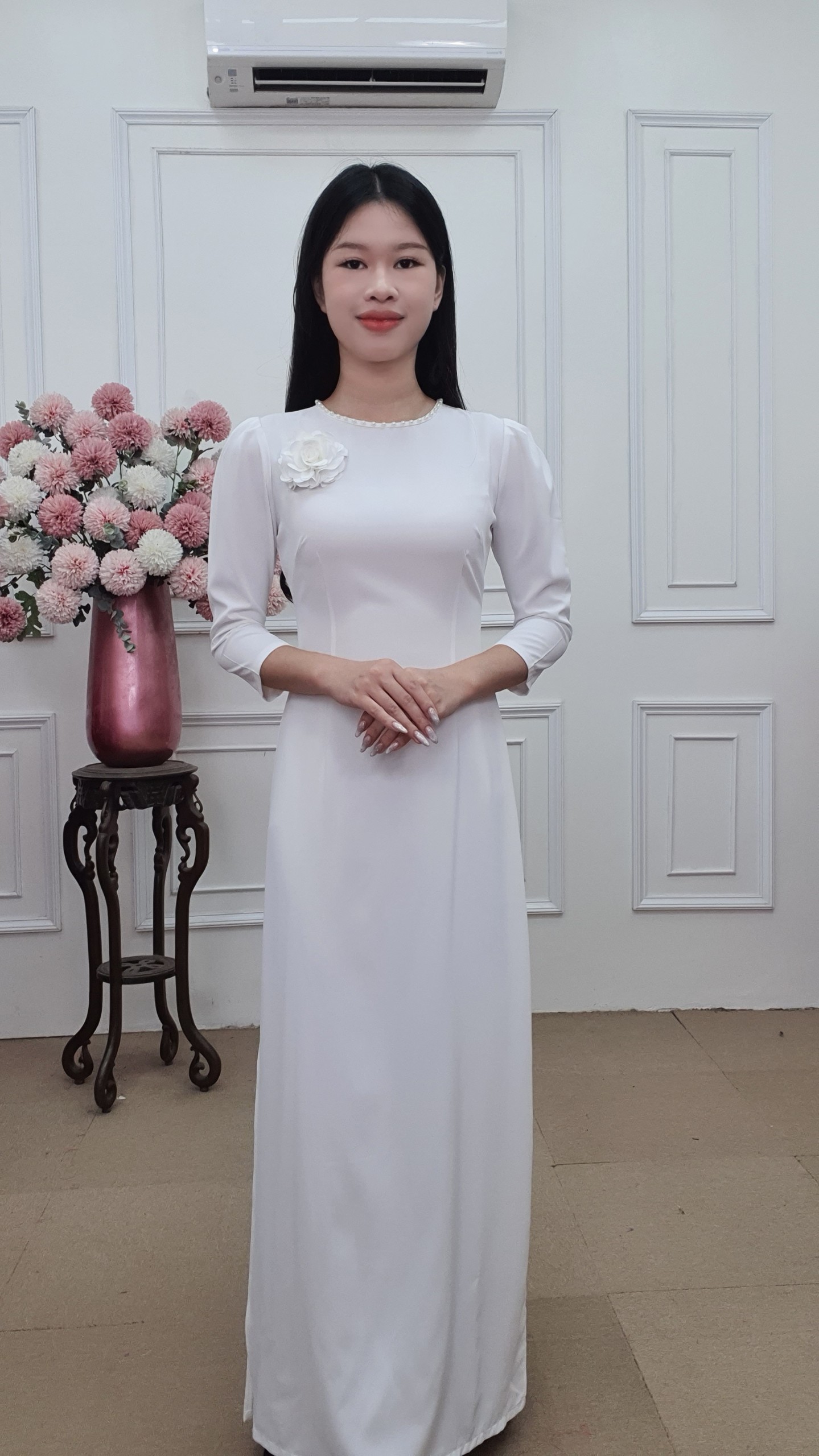 A2728 áo dài khít bồng lụa Mỹ màu trắng  đính hoa bên trái