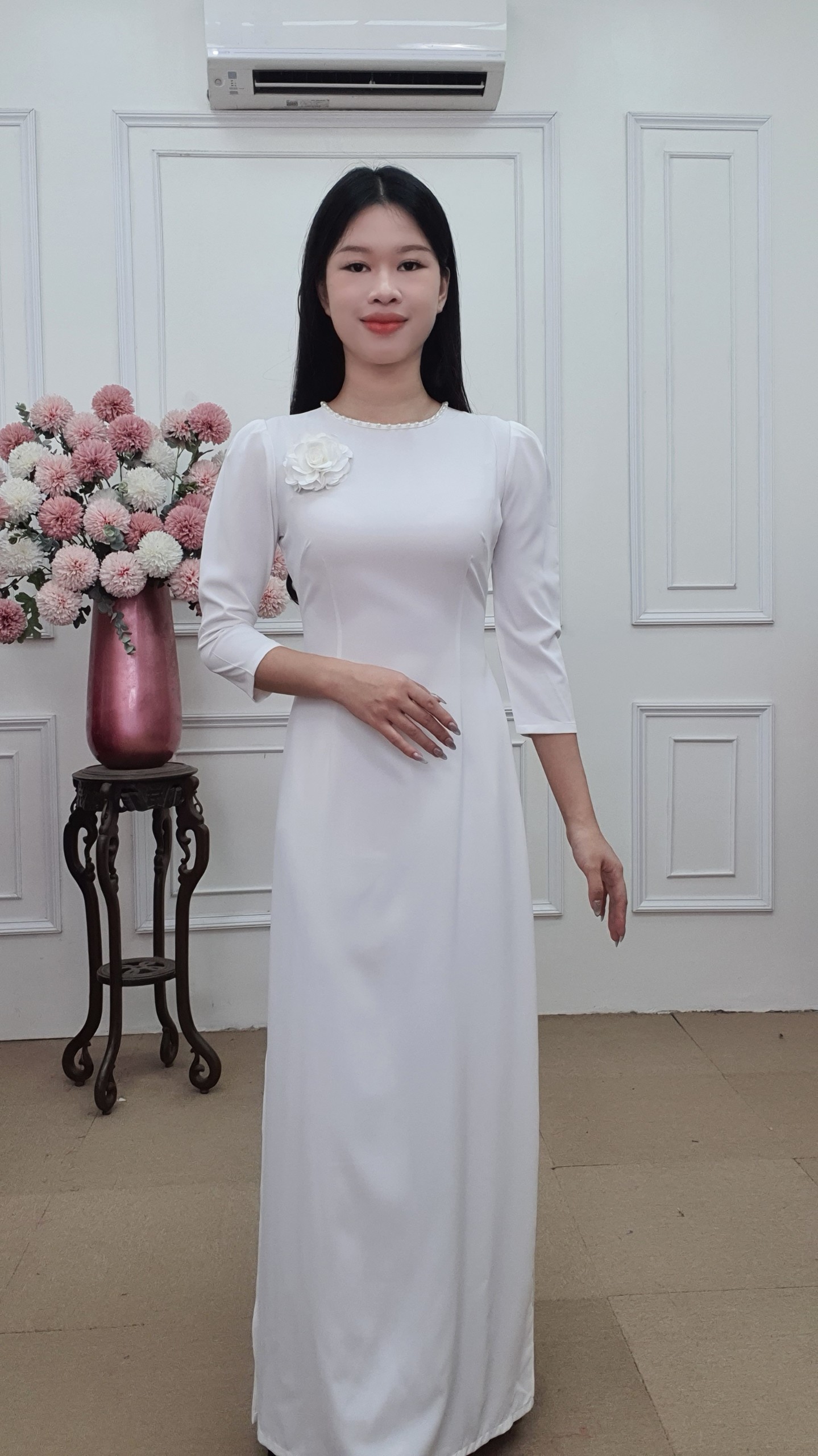 A2728 áo dài khít bồng lụa Mỹ màu trắng  đính hoa bên trái_thumbnail_3