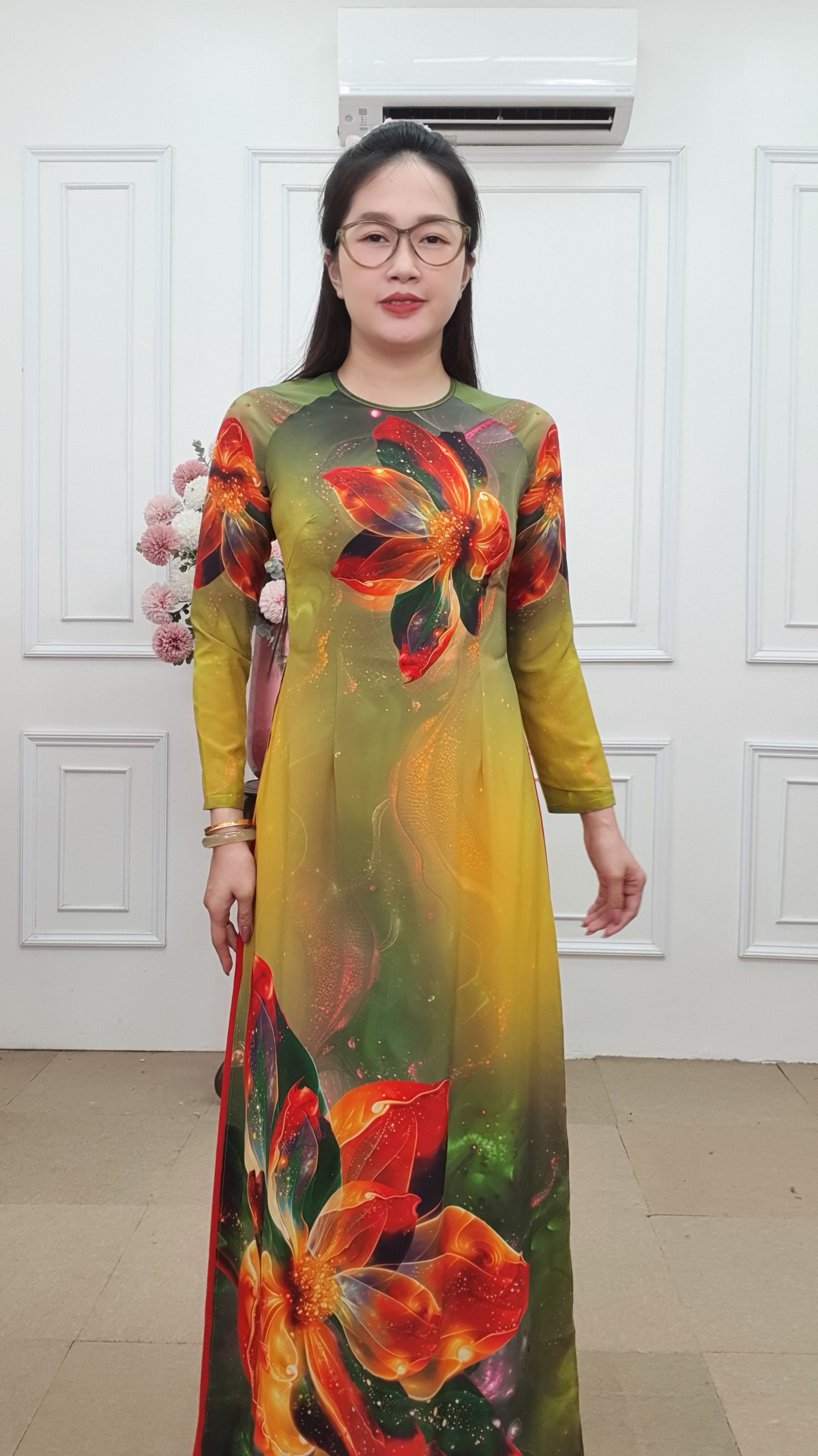 A2749 áo dài khít dài lụa Nhật nền xanh rêu in hoa to đỏ đô