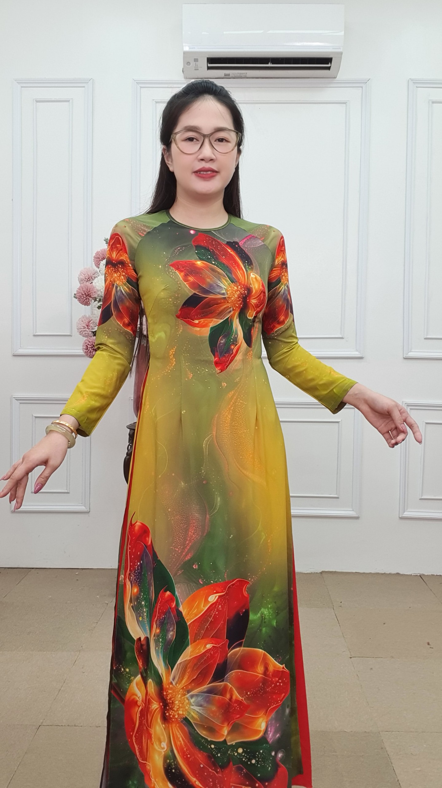 A2749 áo dài khít dài lụa Nhật nền xanh rêu in hoa to đỏ đô_thumbnail_2