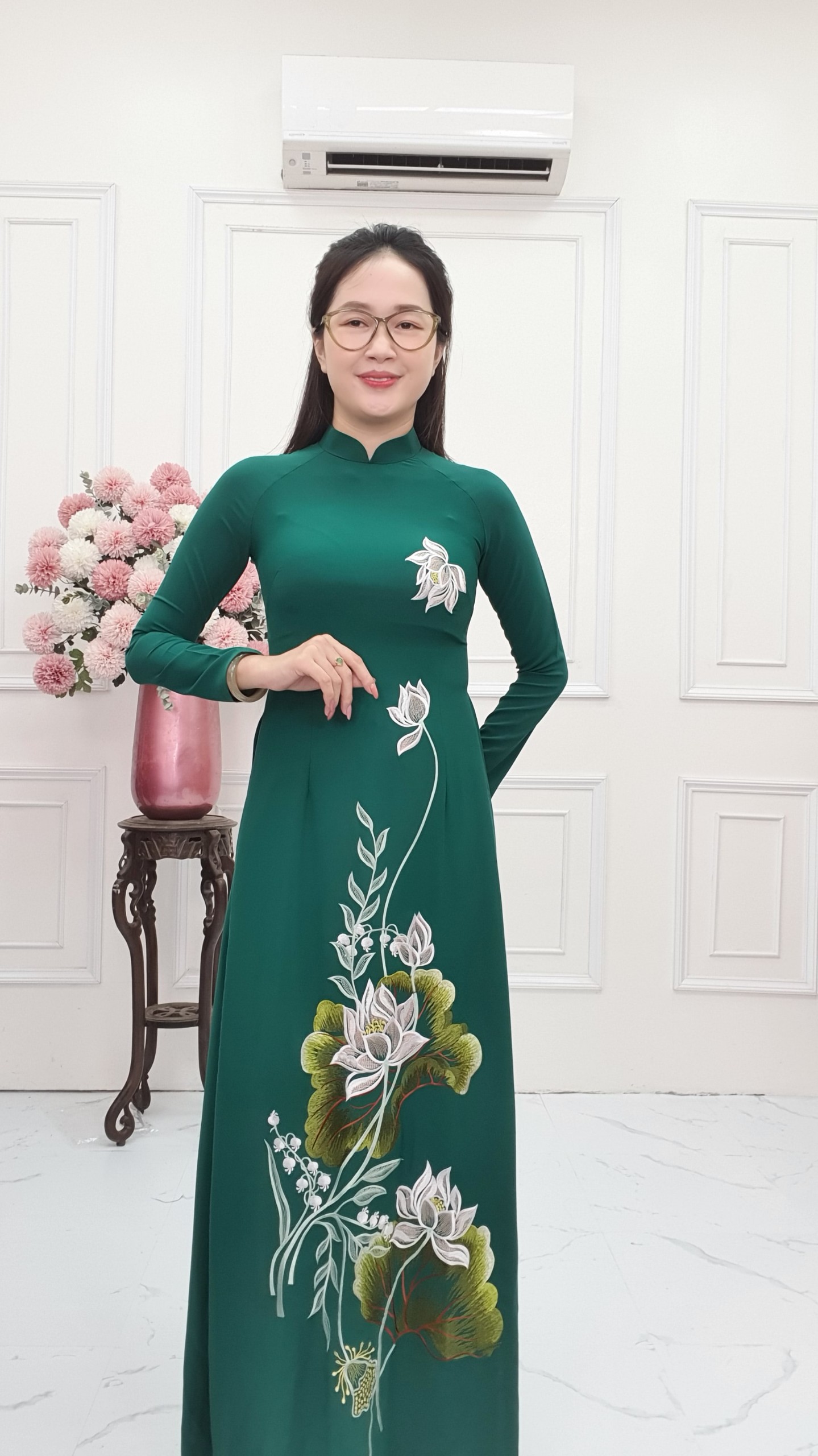 T401 áo dài cổ truyền thống tay dài lụa Mỹ xanh két thêu hoa sen xám