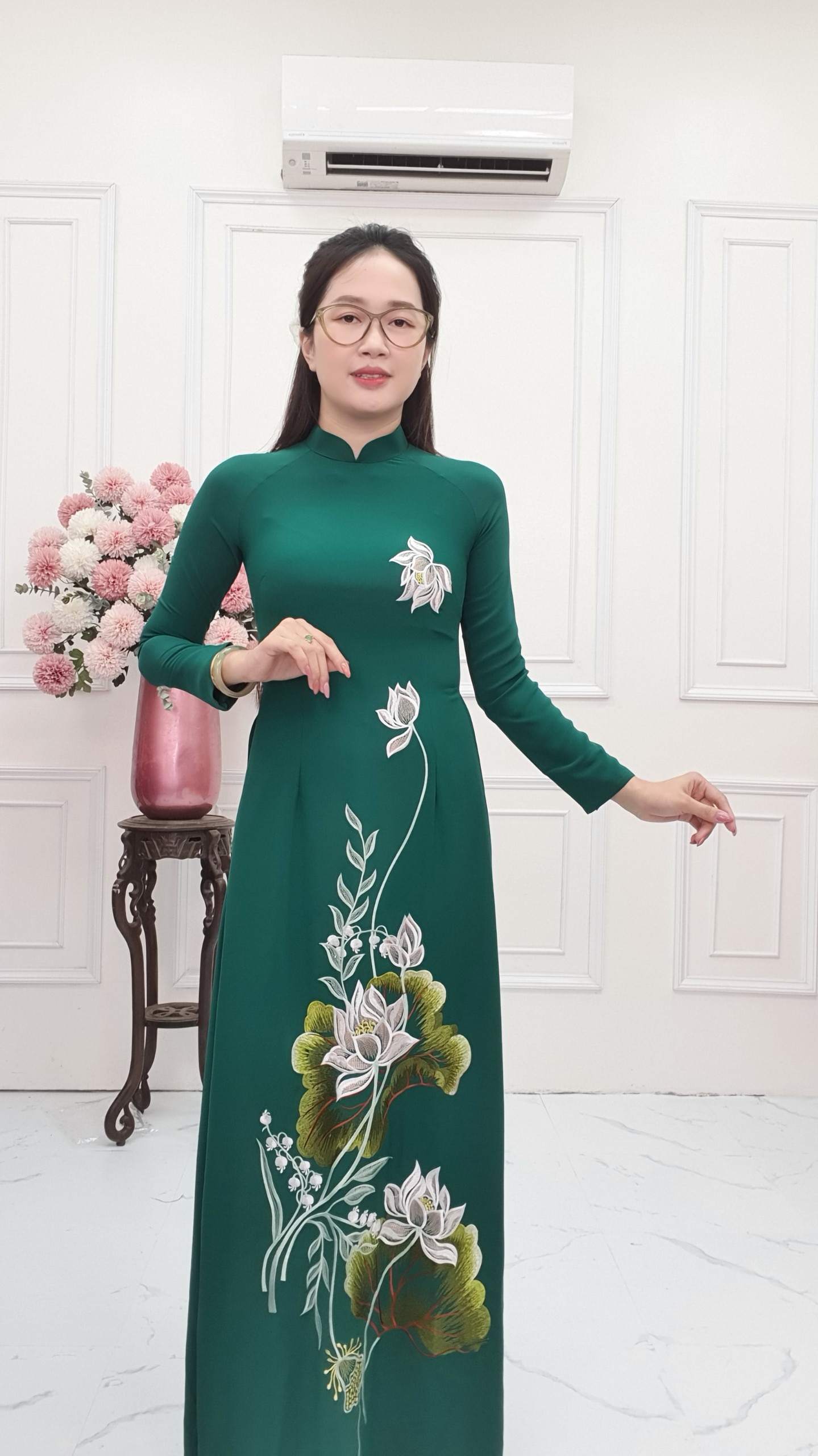 T401 áo dài cổ truyền thống tay dài lụa Mỹ xanh két thêu hoa sen xám_thumbnail_2