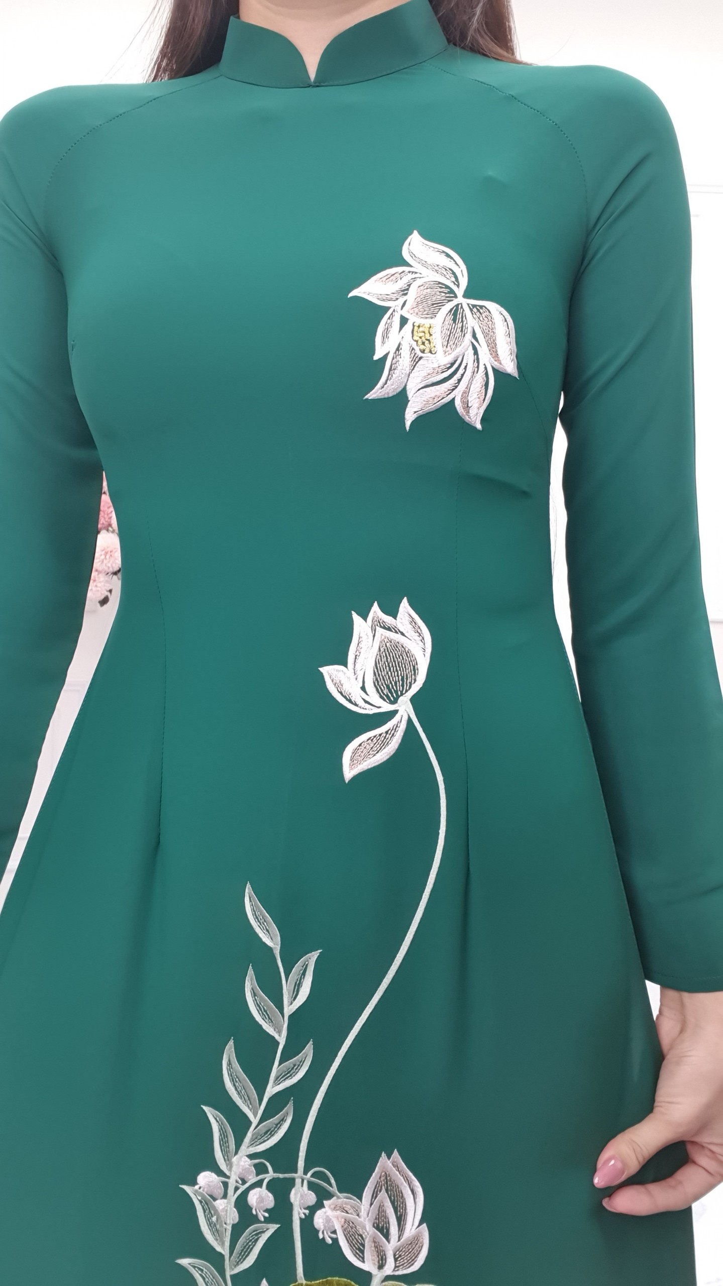 T401 áo dài cổ truyền thống tay dài lụa Mỹ xanh két thêu hoa sen xám