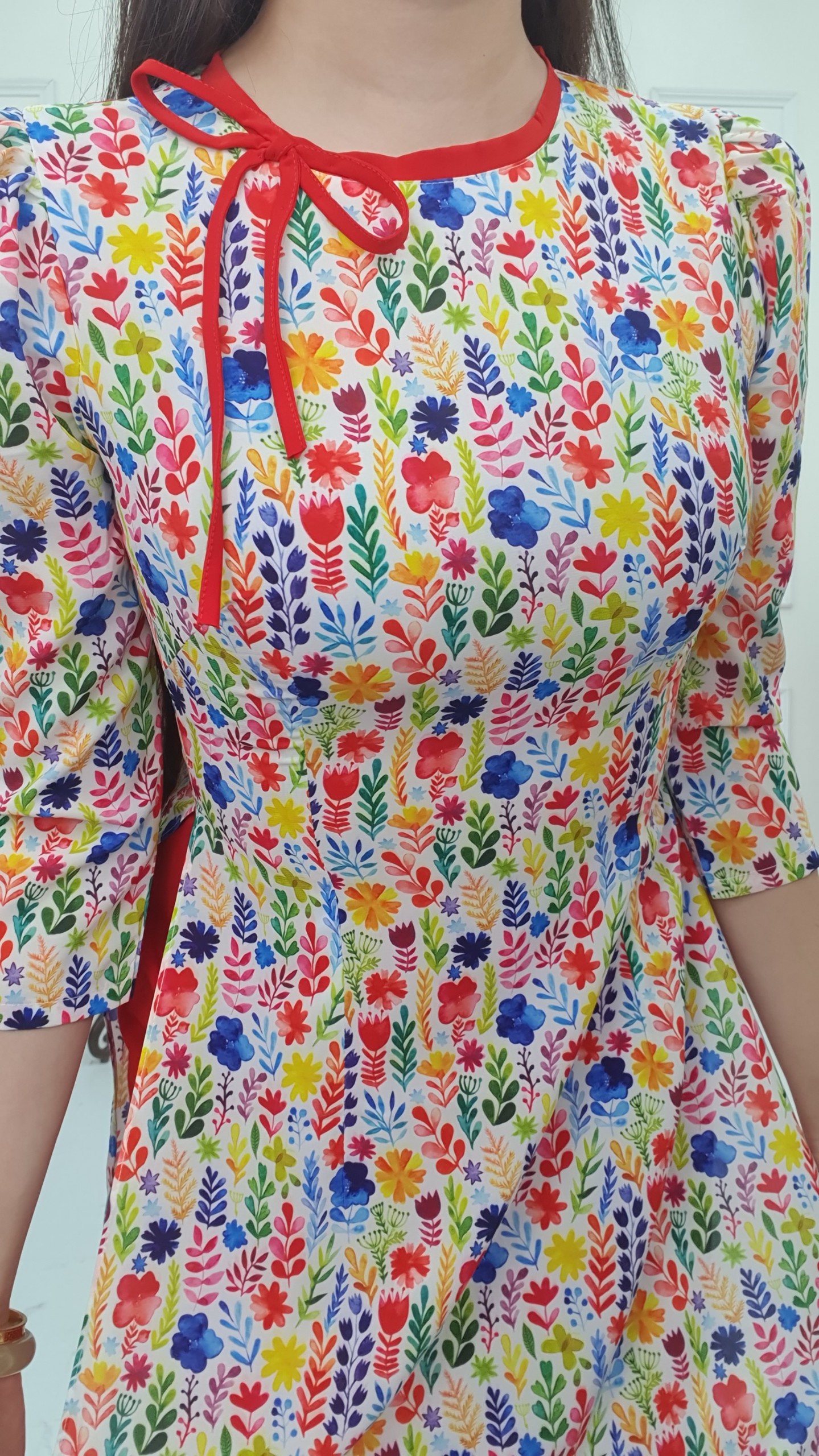 A2771 áo dài khít bồng lụa Nhật nền trắng hoa lá ngũ sắc thắt nơ viền cổ đỏ