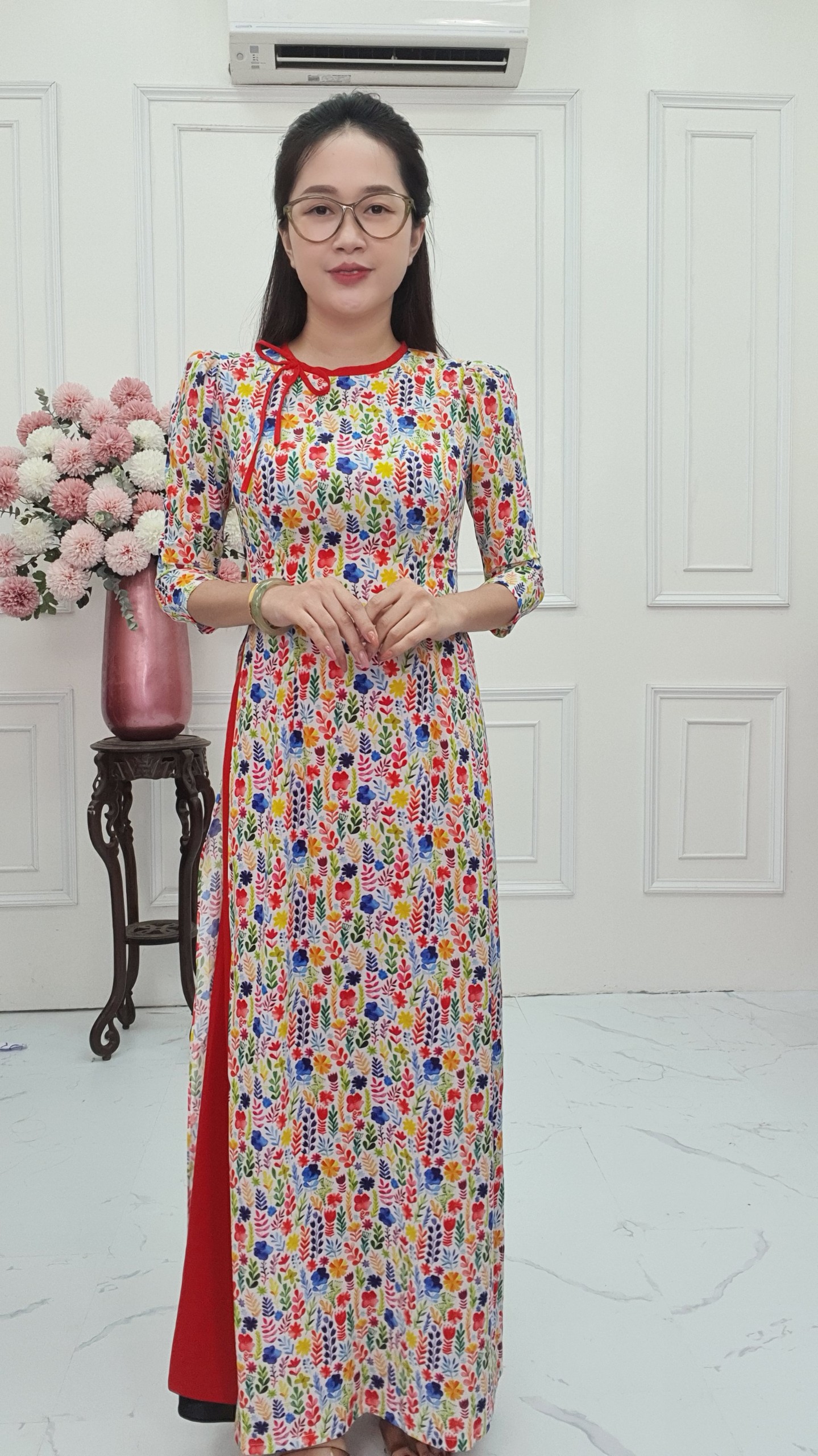 A2771 áo dài khít bồng lụa Nhật nền trắng hoa lá ngũ sắc thắt nơ viền cổ đỏ