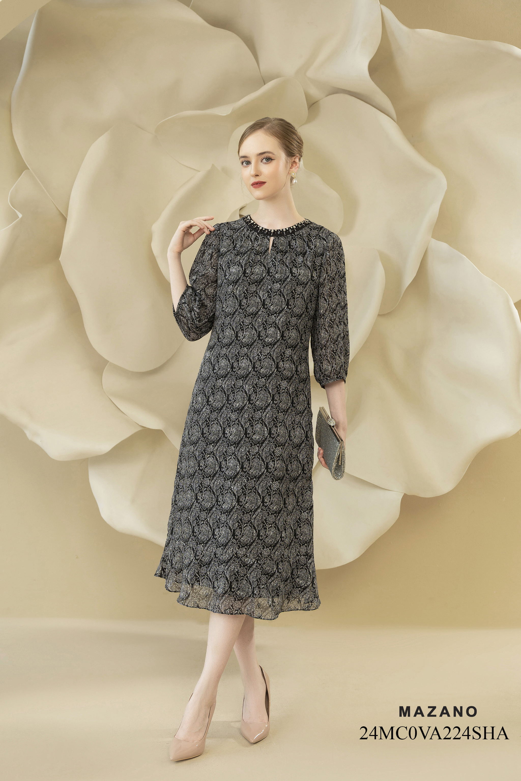 Váy Đầm Suông Vải voan xước Hoạ tiết cách điệu trang trí đính hạt thủ công Cổ tròn Tay dâp ly lỡ Dài qua gối 24MC0VA224SHA