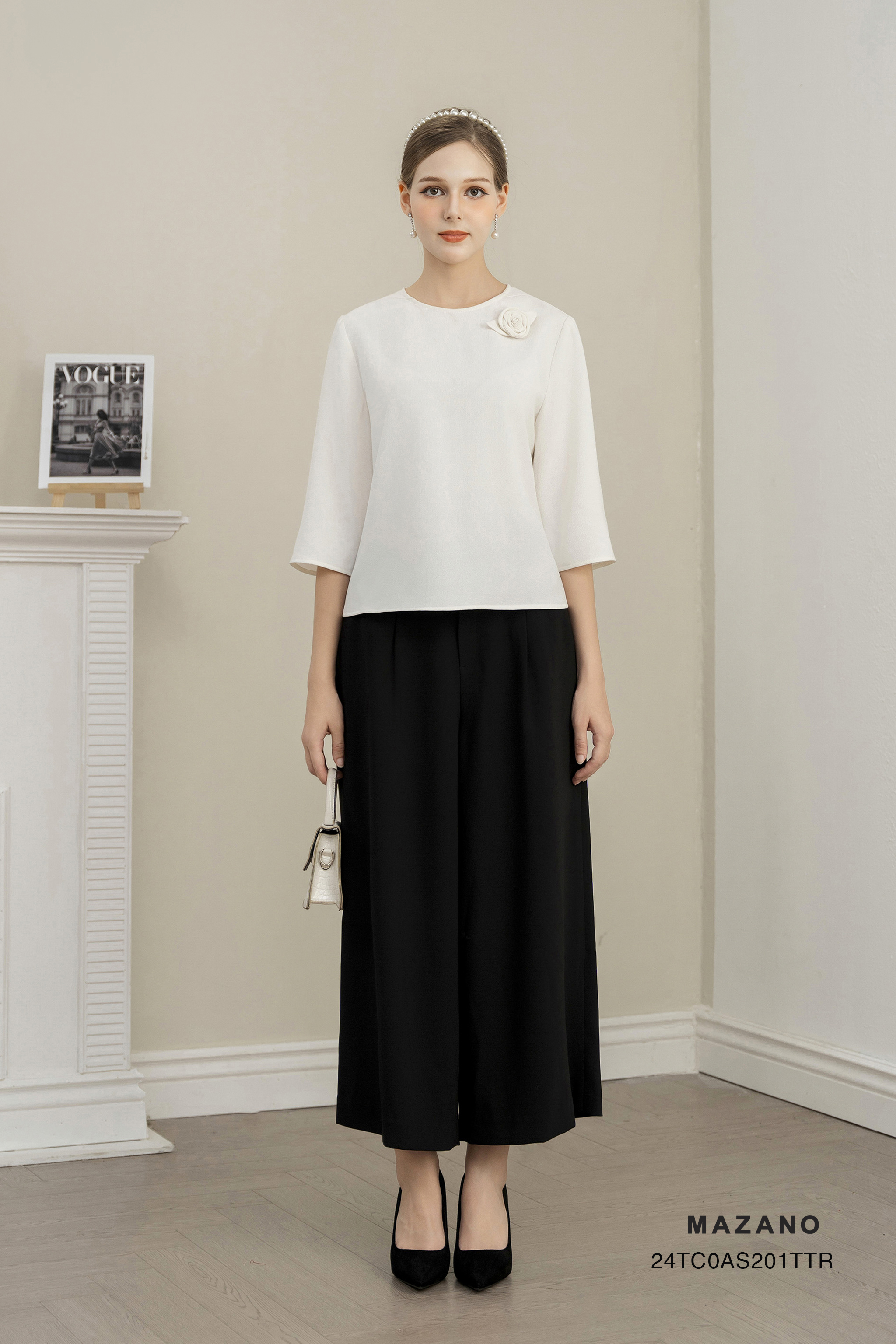 Áo top suông ngắn Vải Thô mềm Đính hoa cuốn Cổ tròn vừa  Dài dưới eo