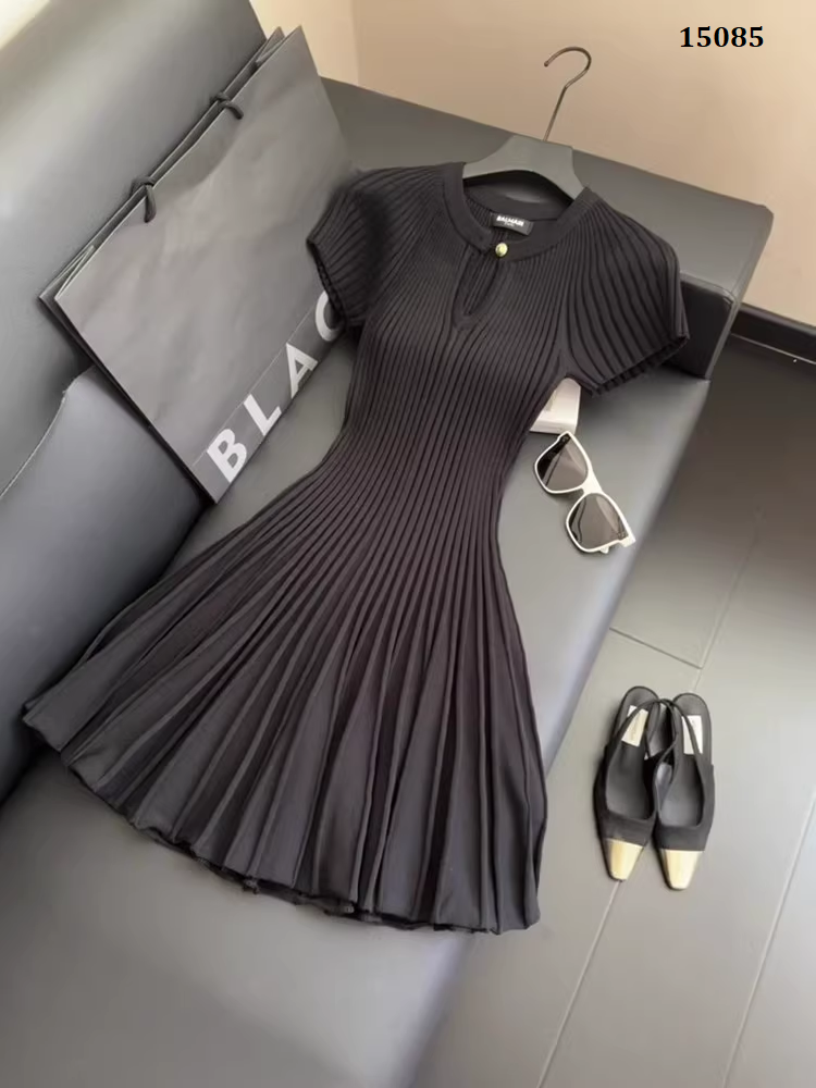 15085-Đầm len đen xếp ly cách điệu (len dệt kim)_thumbnail_0