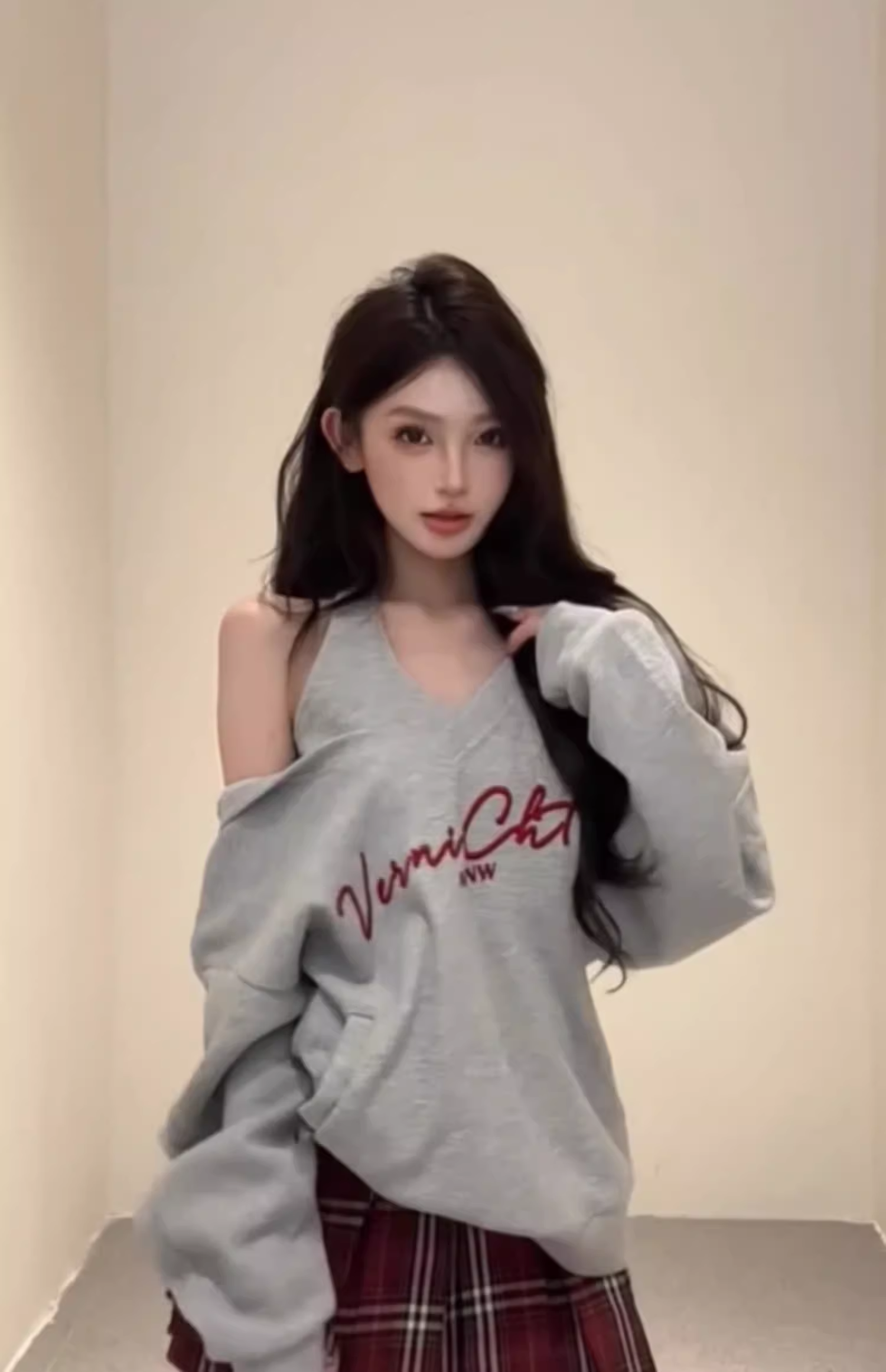 15772-Set áo khoét vai dài tay kèm váy tenis kẻ sọc ( áo thun, váy dạ kẻ)