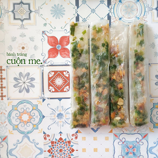 Bánh tráng cuộn me mỡ hành