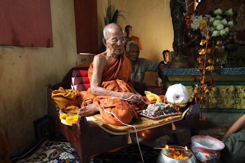 Khun Paen Wesiyarak (Hỗn hợp bột linh thiêng Maha Phutthi) – Đính Takrut Vàng Năm 2554_thumbnail_4