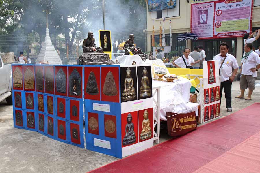 Khun Paen Wesiyarak (Hỗn hợp bột linh thiêng Maha Phutthi) – Đính Takrut Vàng Năm 2554_thumbnail_3