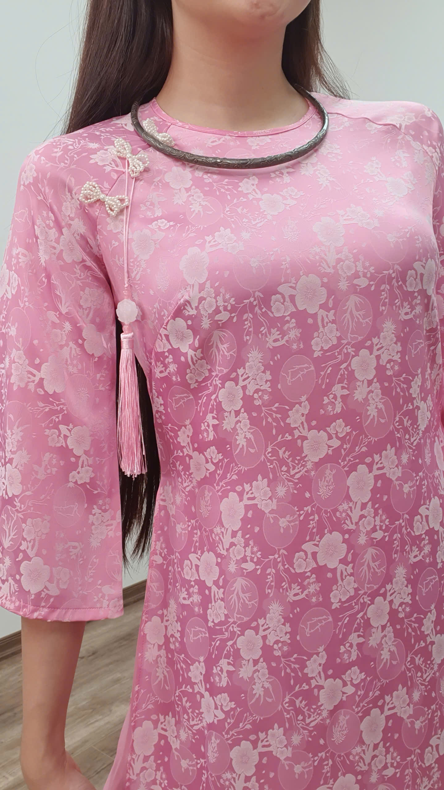 CT252CT áo dài cách tân tơ tằm cổ khít tay loe màu hồng nhạt hoa trắng_thumbnail_1