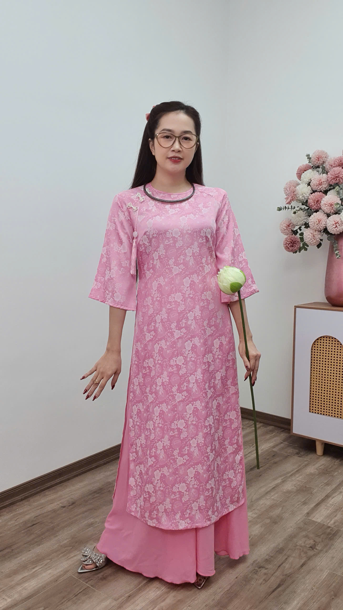 CT252CT áo dài cách tân tơ tằm cổ khít tay loe màu hồng nhạt hoa trắng