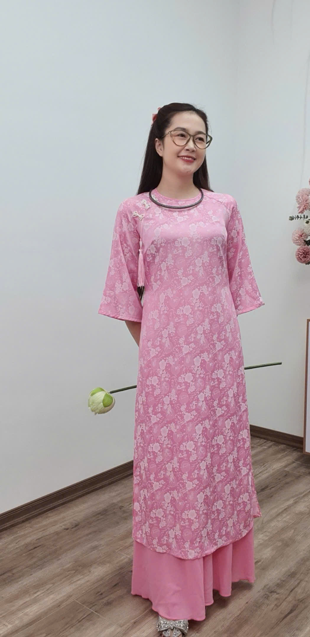 CT252CT áo dài cách tân tơ tằm cổ khít tay loe màu hồng nhạt hoa trắng_thumbnail_2