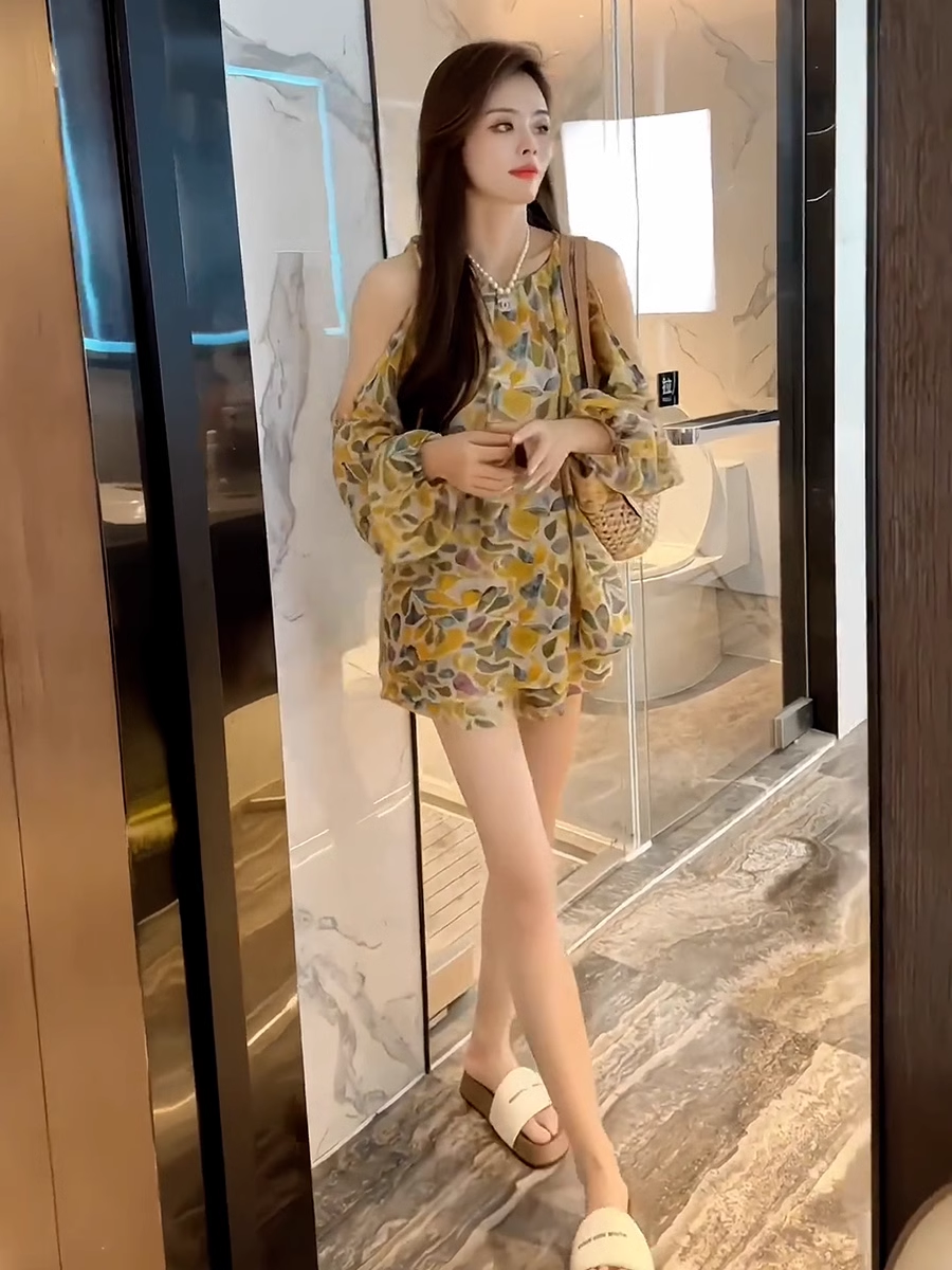 15949-Set bộ lụa áo tay dài khoét vai kèm quần sọt  in hoa ( lụa)