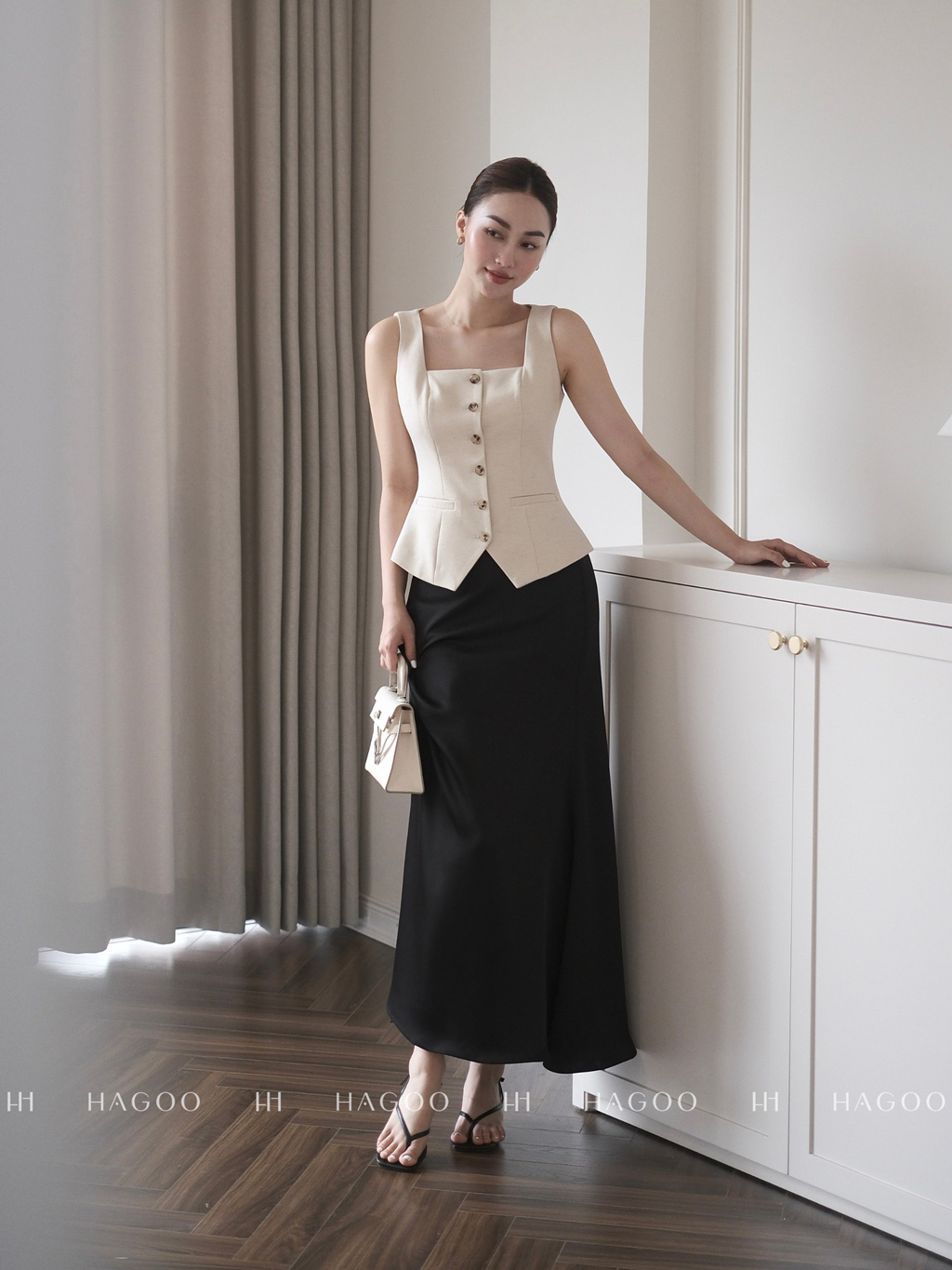 Áo gile thuộc set 3 chi tiết chân váy HAGOO