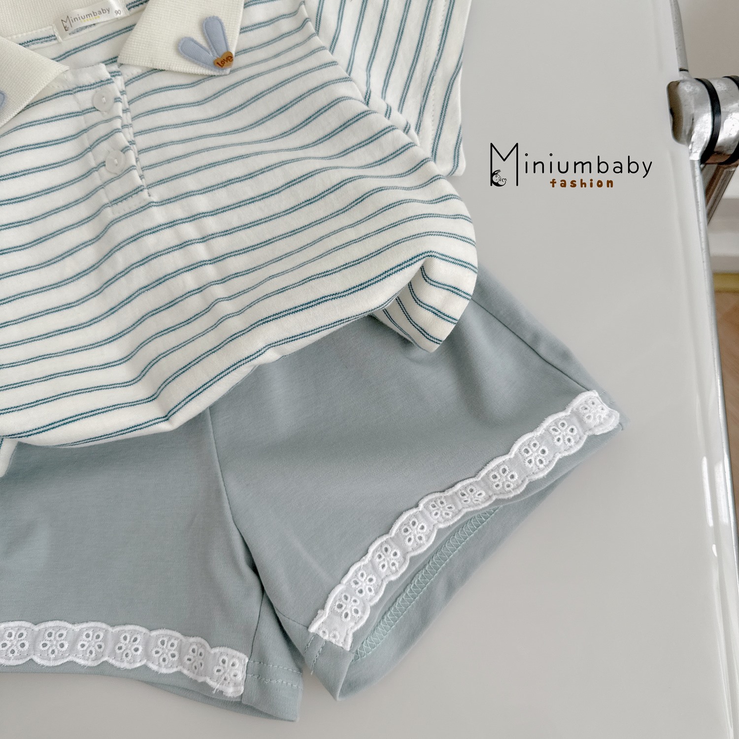 SB2337- bộ polo kẻ bé gái đính tai thỏ cổ áo